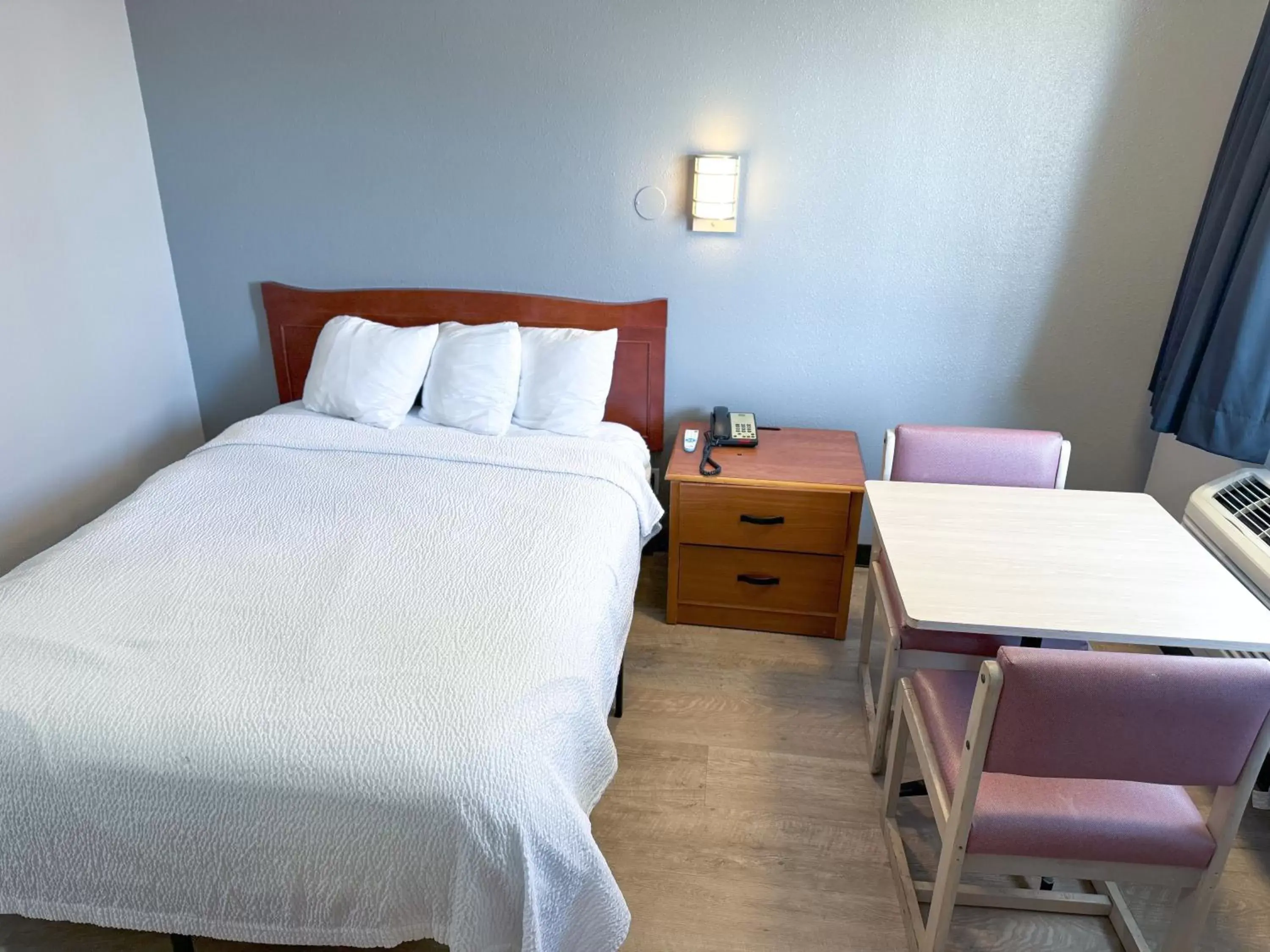 Bedroom, Bed in Super 7 Motel