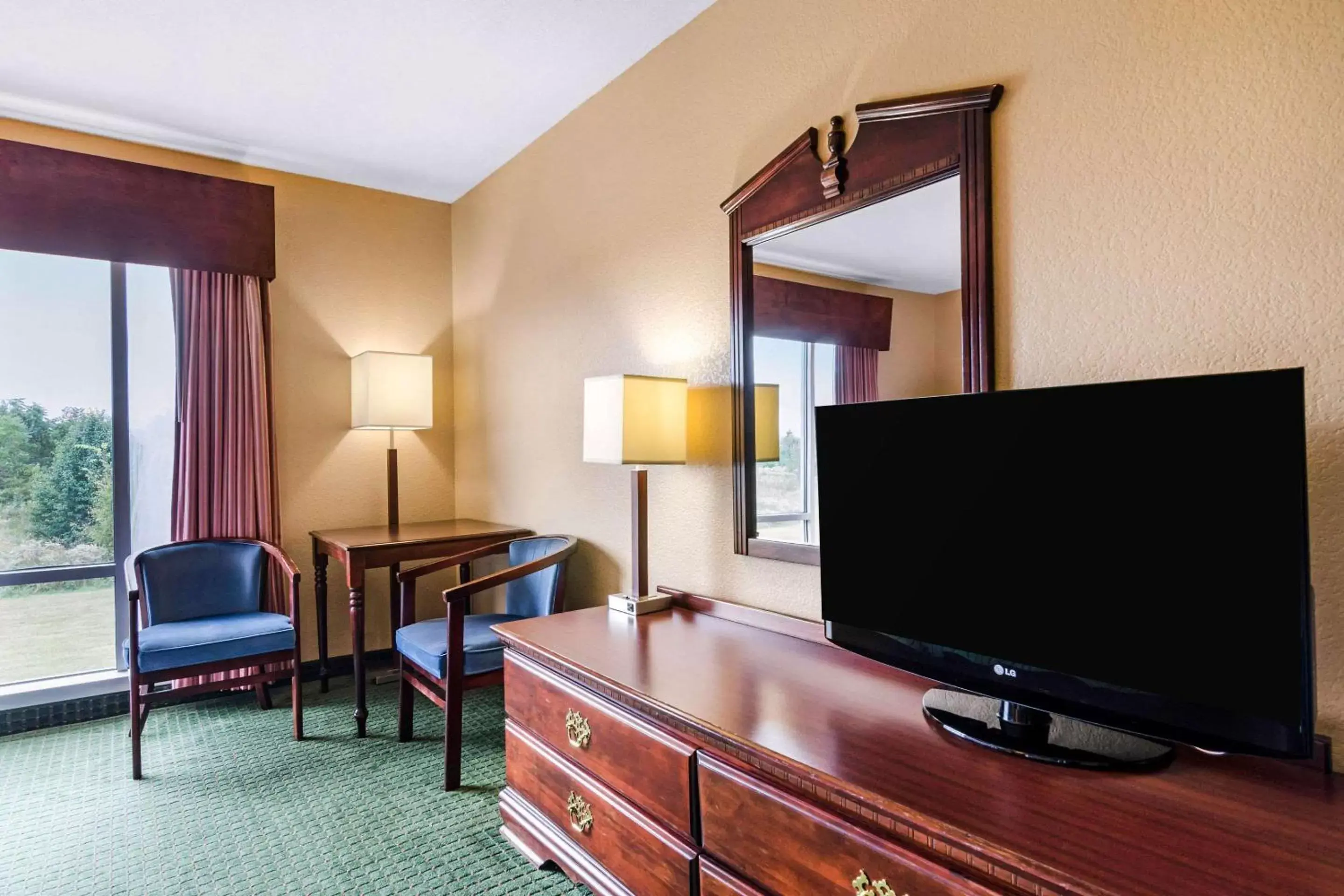 Photo of the whole room, TV/Entertainment Center in Quality Inn & Suites Carthage