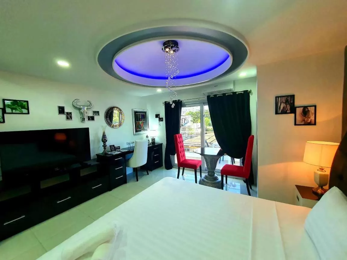 Communal lounge/ TV room, Bed in Kandi Palace