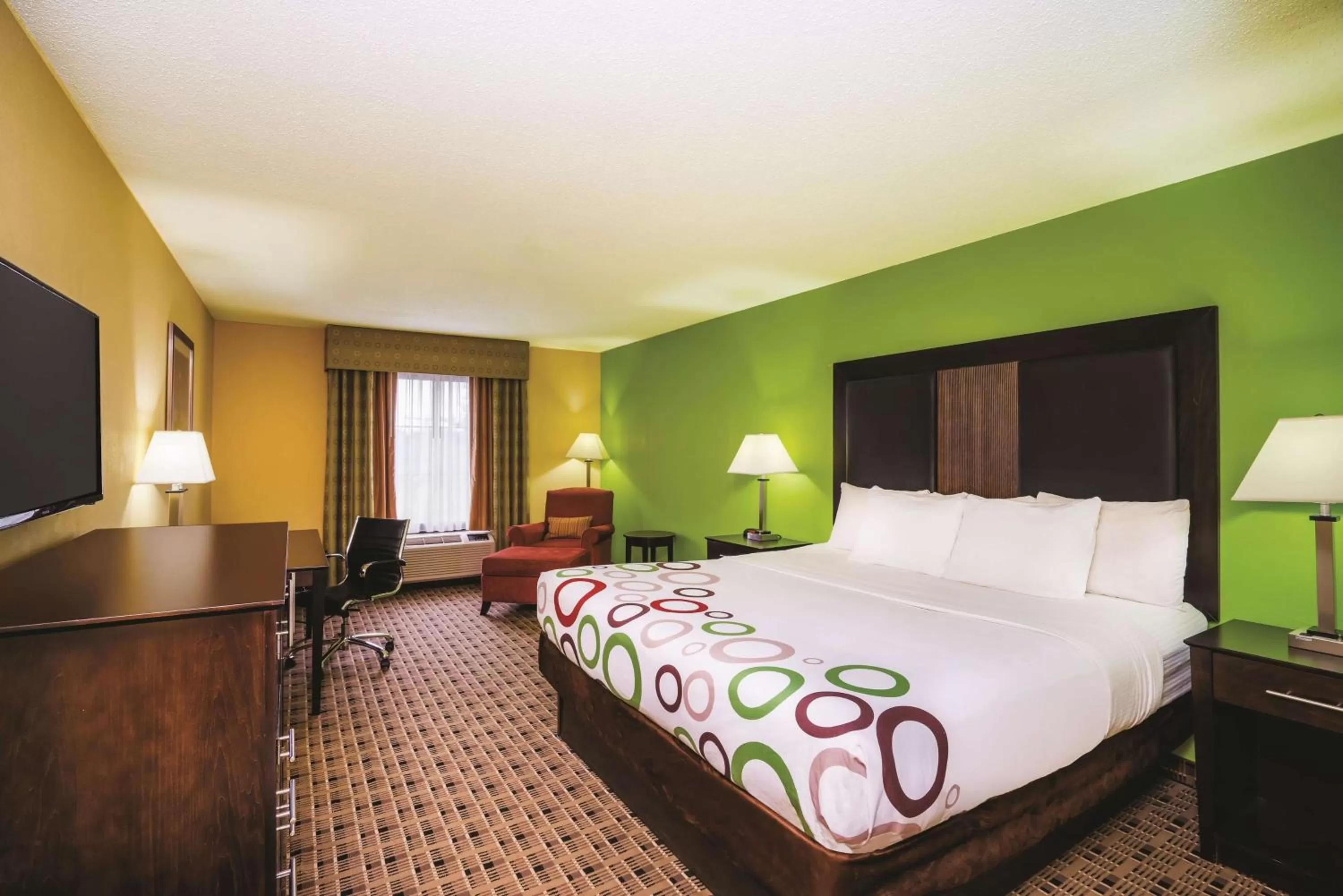King Room in Garner Hotel Glen Burnie BWI Airport Area by IHG