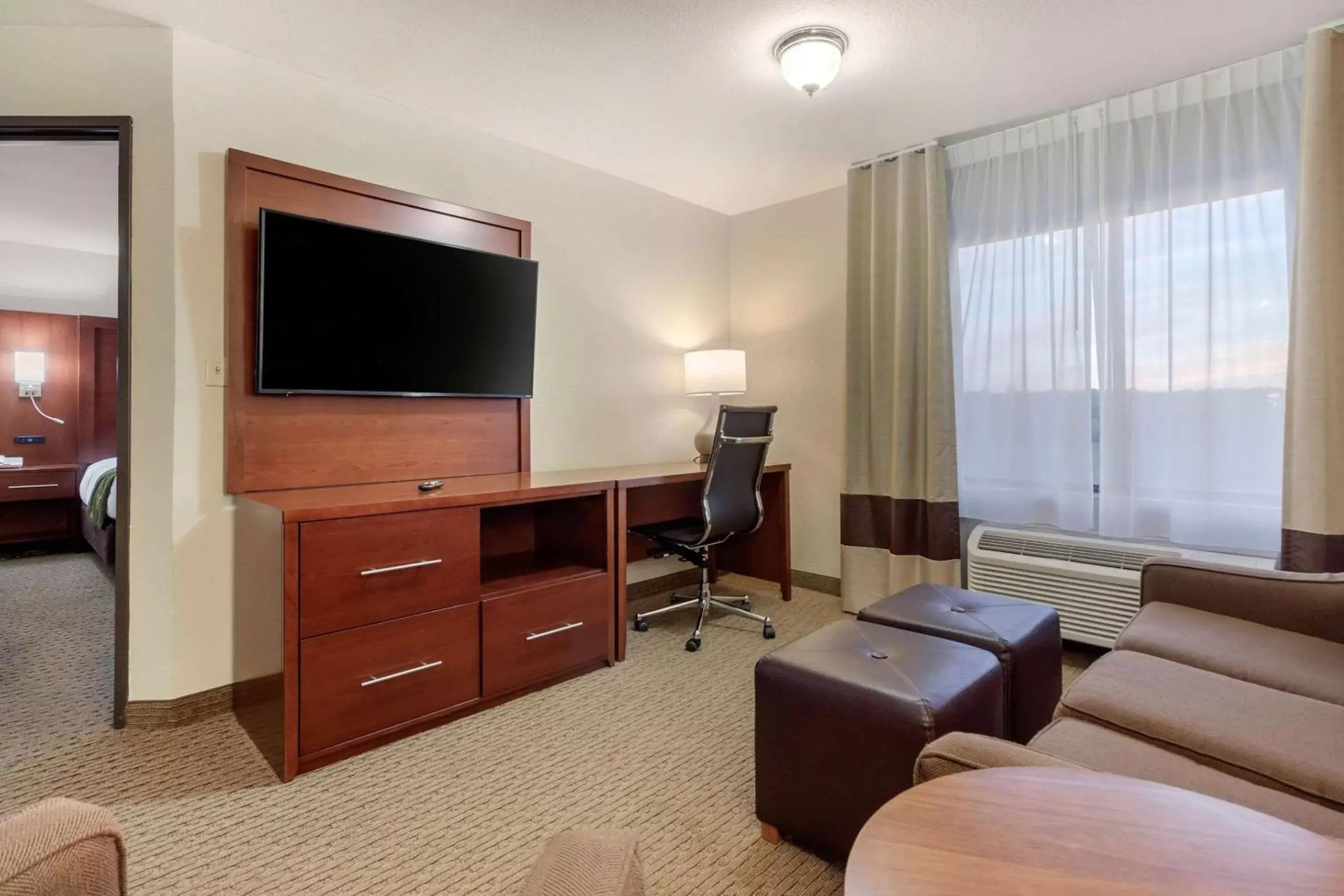 Bedroom, TV/Entertainment Center in Comfort Suites Omaha East-Council Bluffs