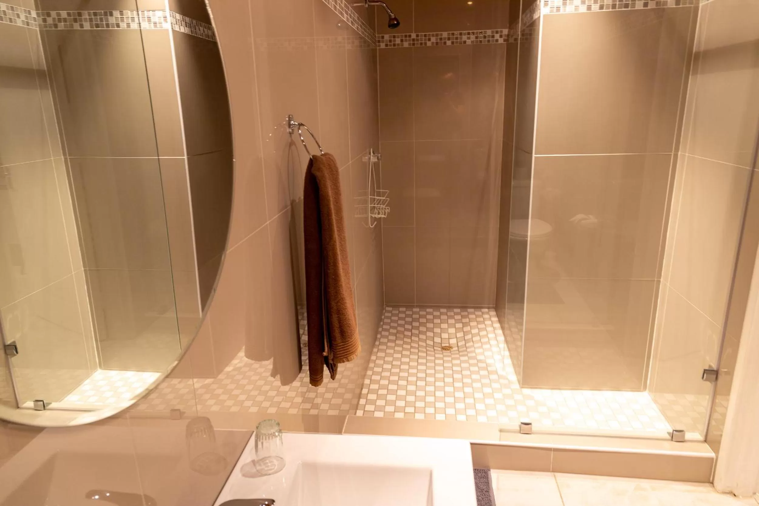 Bathroom in Out of Africa Town Lodge