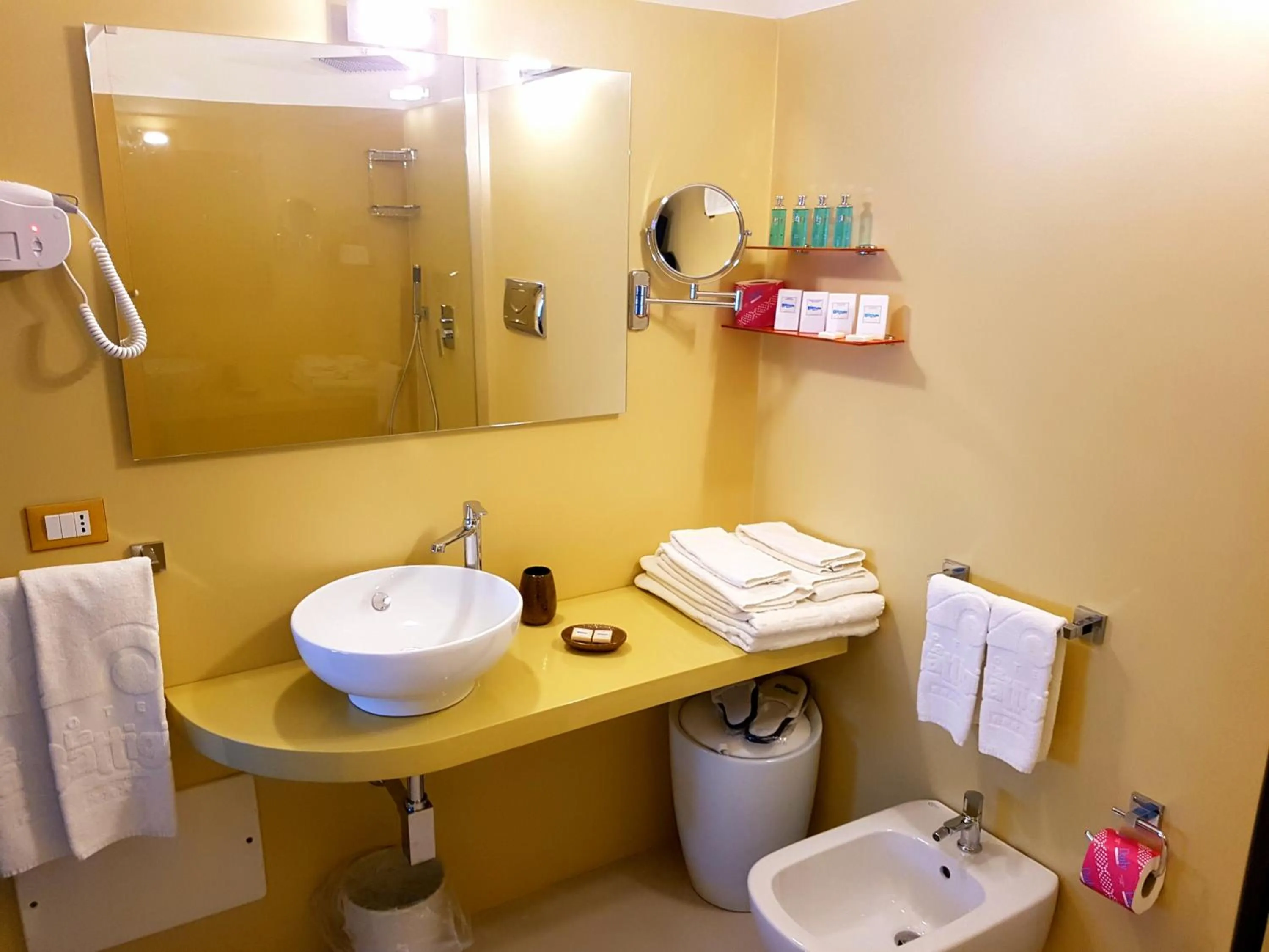 Shower in Hotel La Battigia