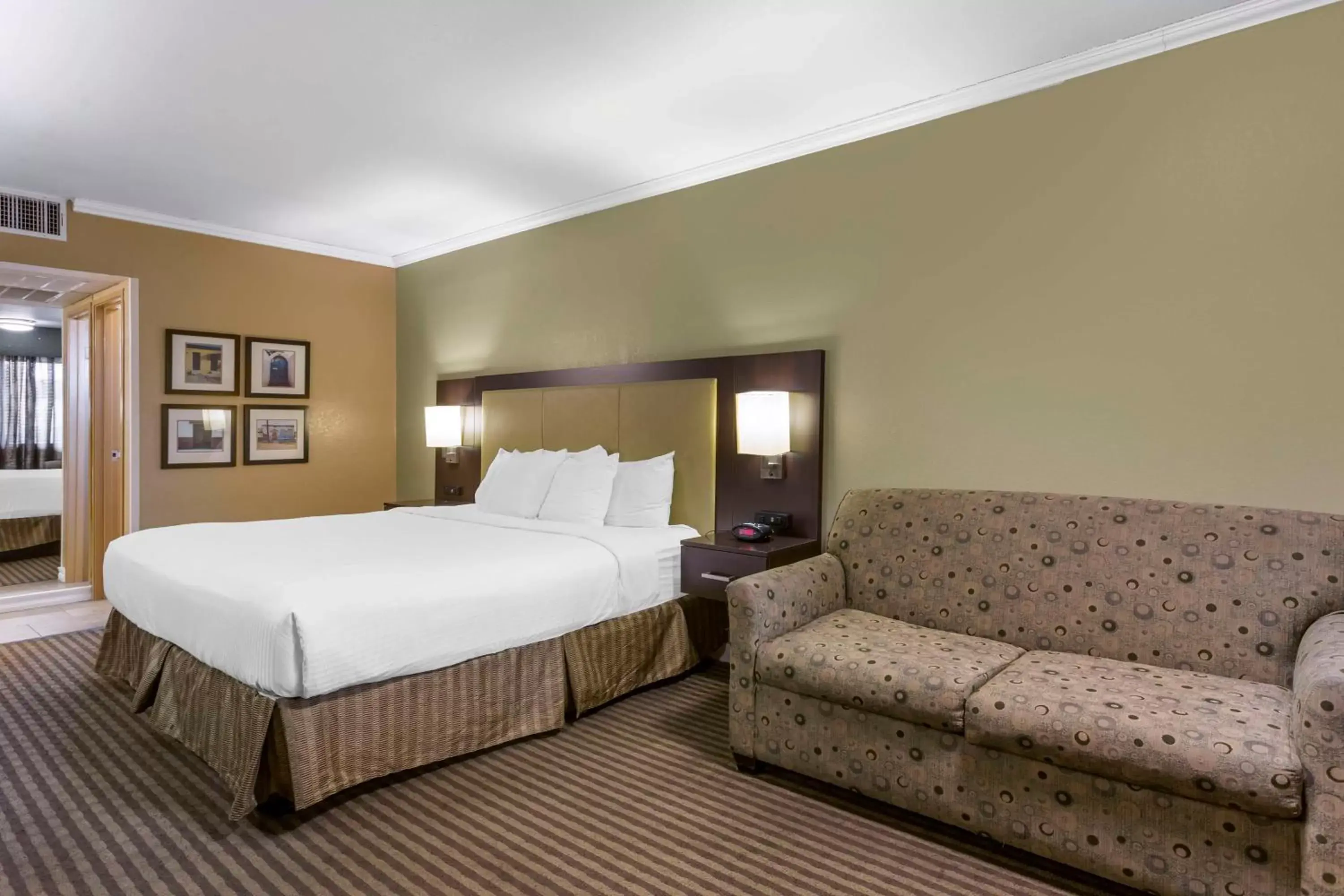 Bedroom in Best Western Royal Sun Inn & Suites