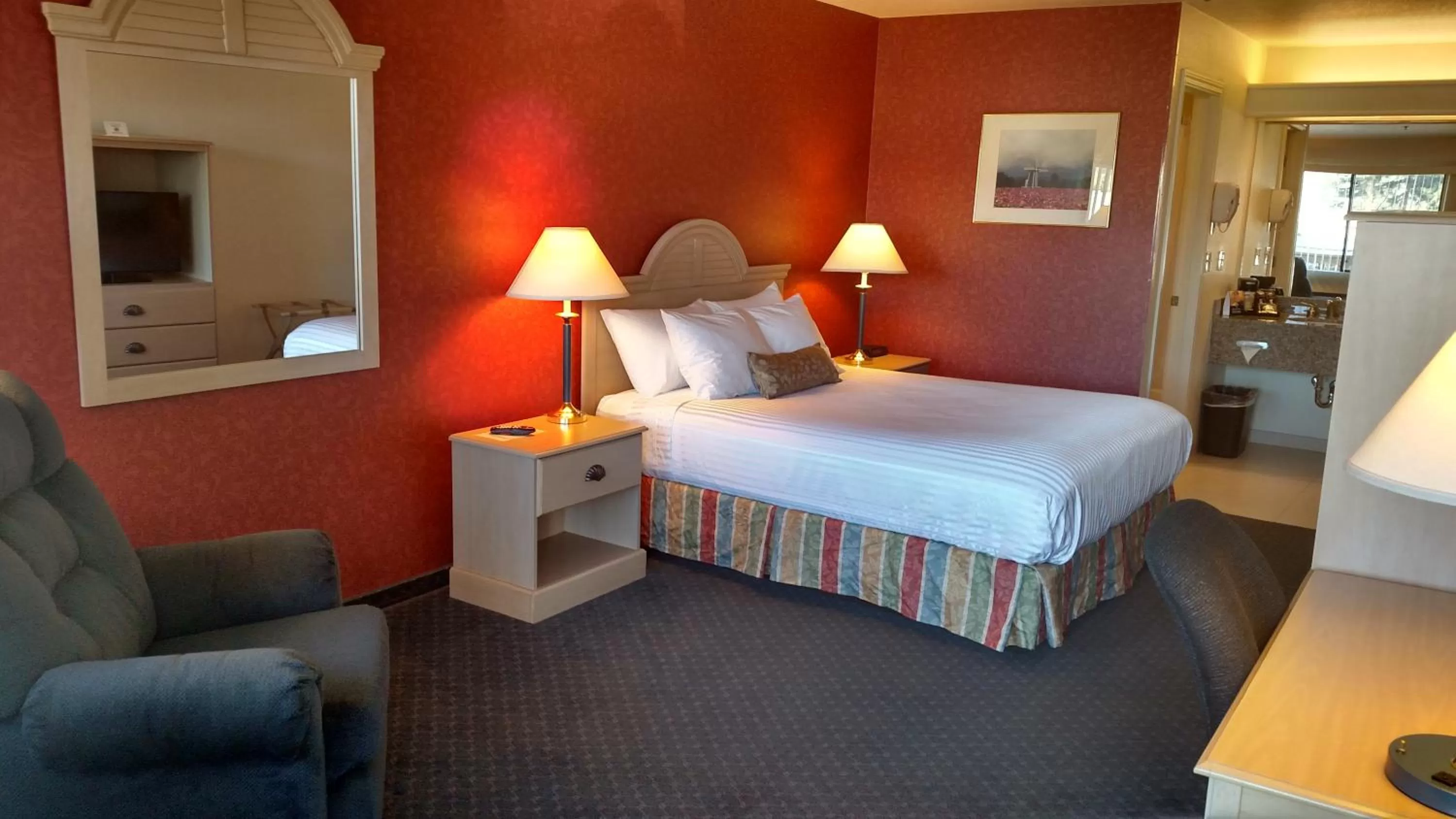 Photo of the whole room, Bed in Lewis River Inn
