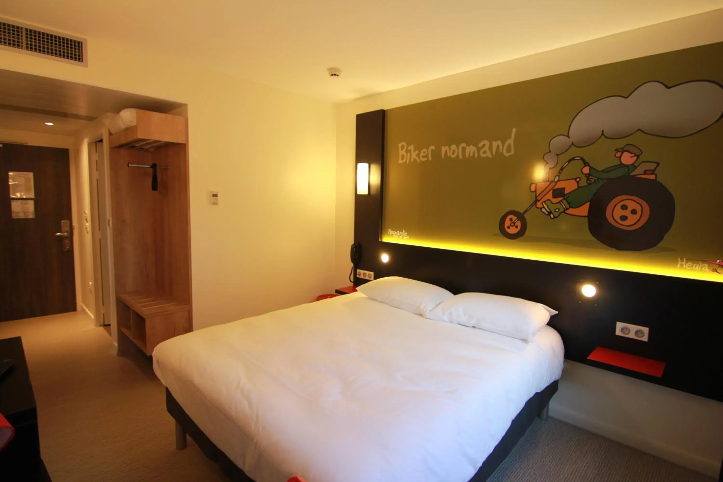 Photo of the whole room, Bed in ibis Styles Flers