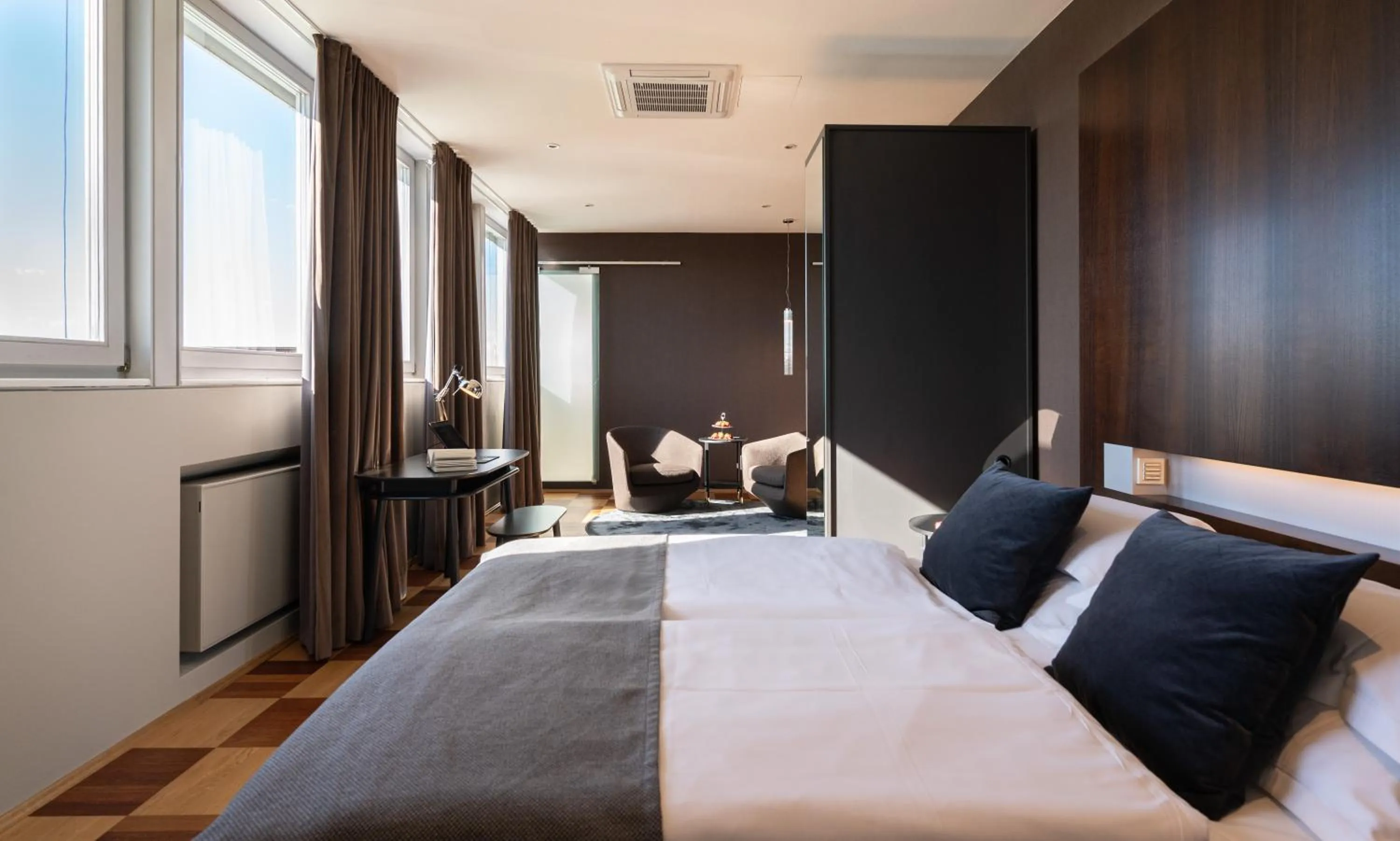 Living room, Bed in The New Yorker Hotel Köln-Messe