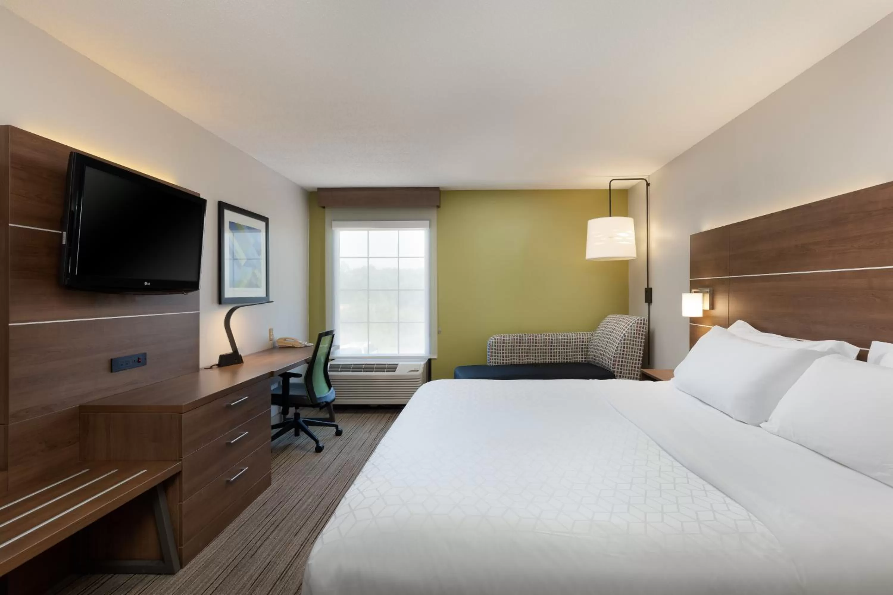 Photo of the whole room, Bed in Holiday Inn Express & Suites Milton East I-10 by IHG