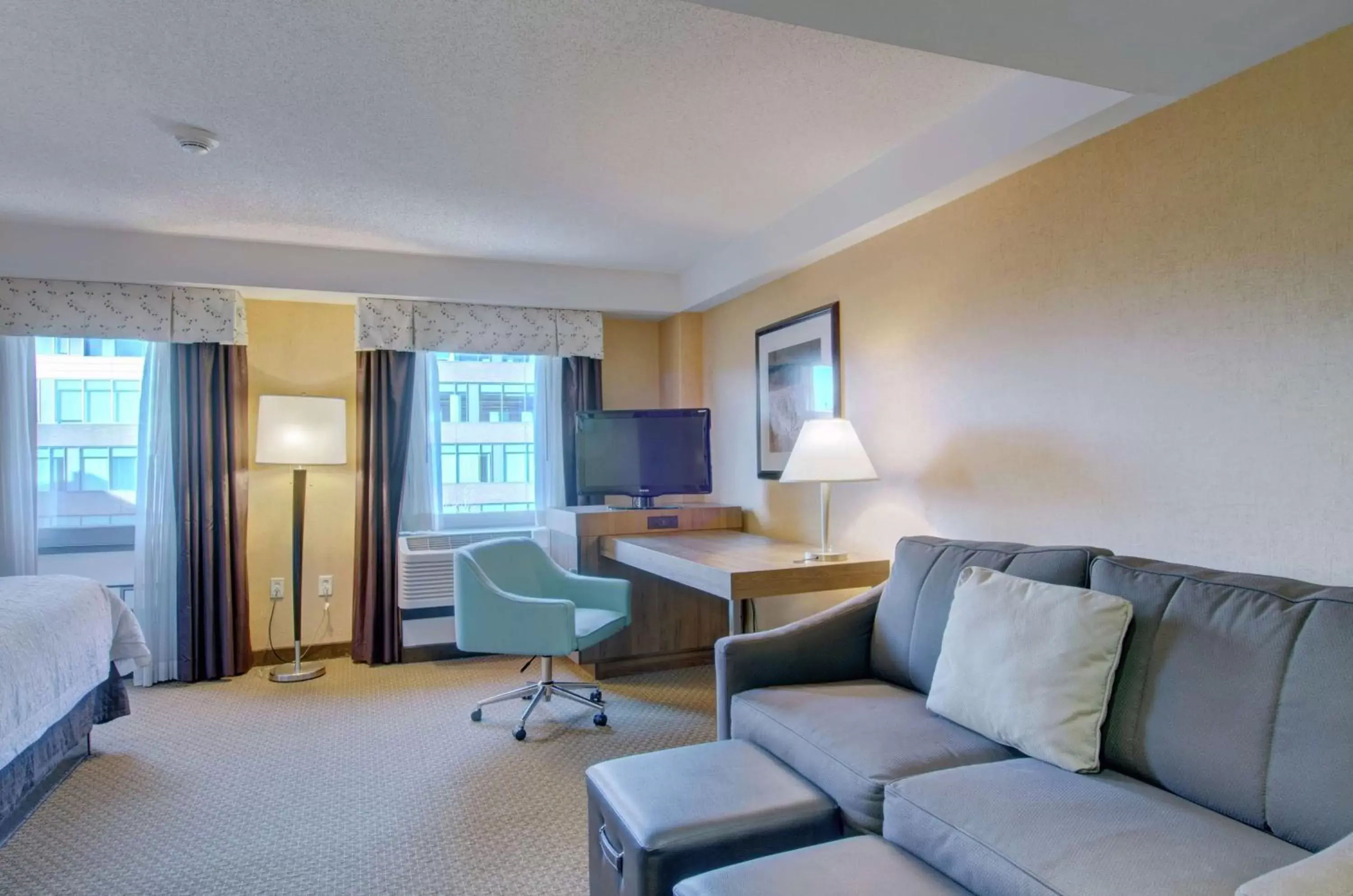 Bedroom, Seating Area in Hampton Inn & Suites Boston Crosstown Center