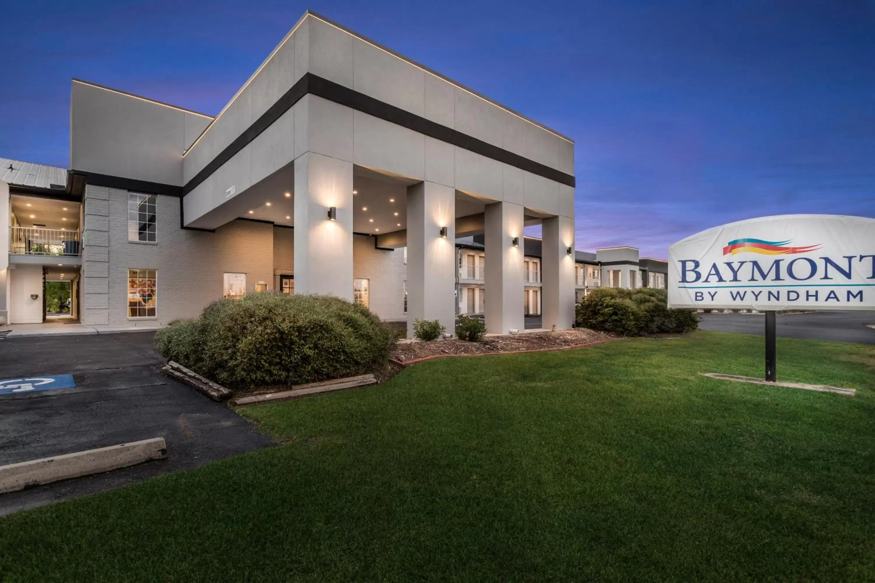 Facade/entrance, Property Building in Baymont by Wyndham Beaumont