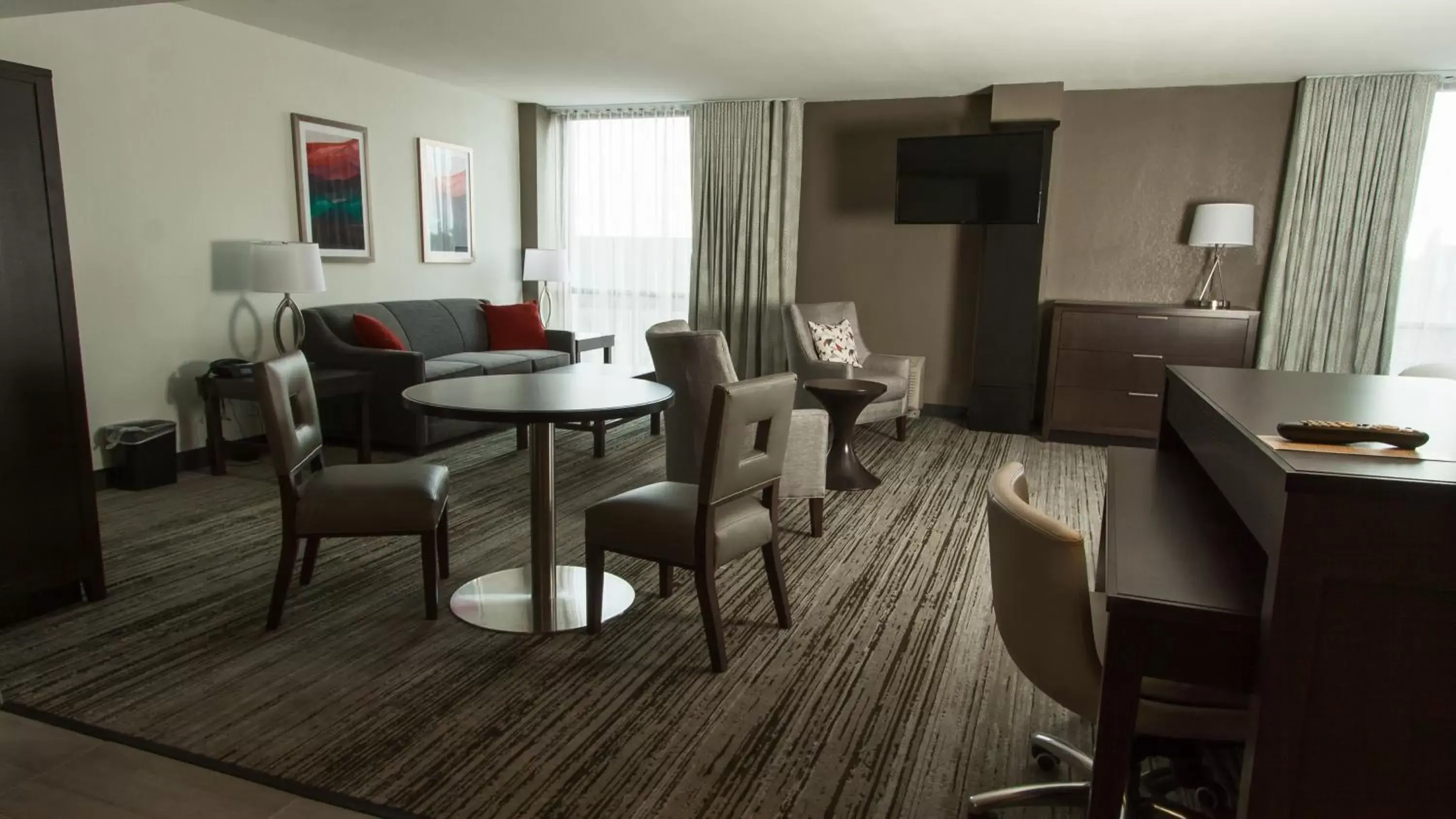 Photo of the whole room, Seating Area in Holiday Inn Alexandria - Downtown, an IHG Hotel