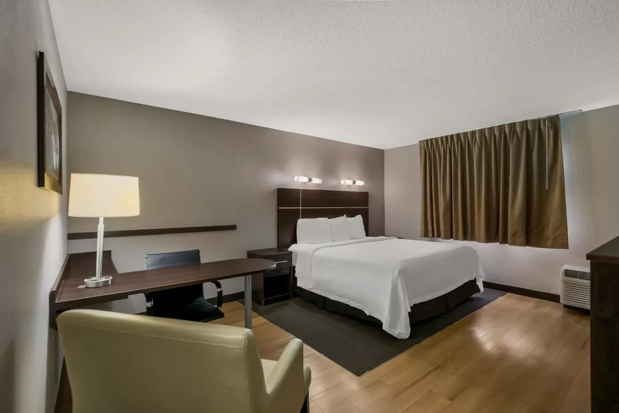 Bedroom in Red Roof Inn PLUS+ & Suites Knoxville West - Cedar Bluff