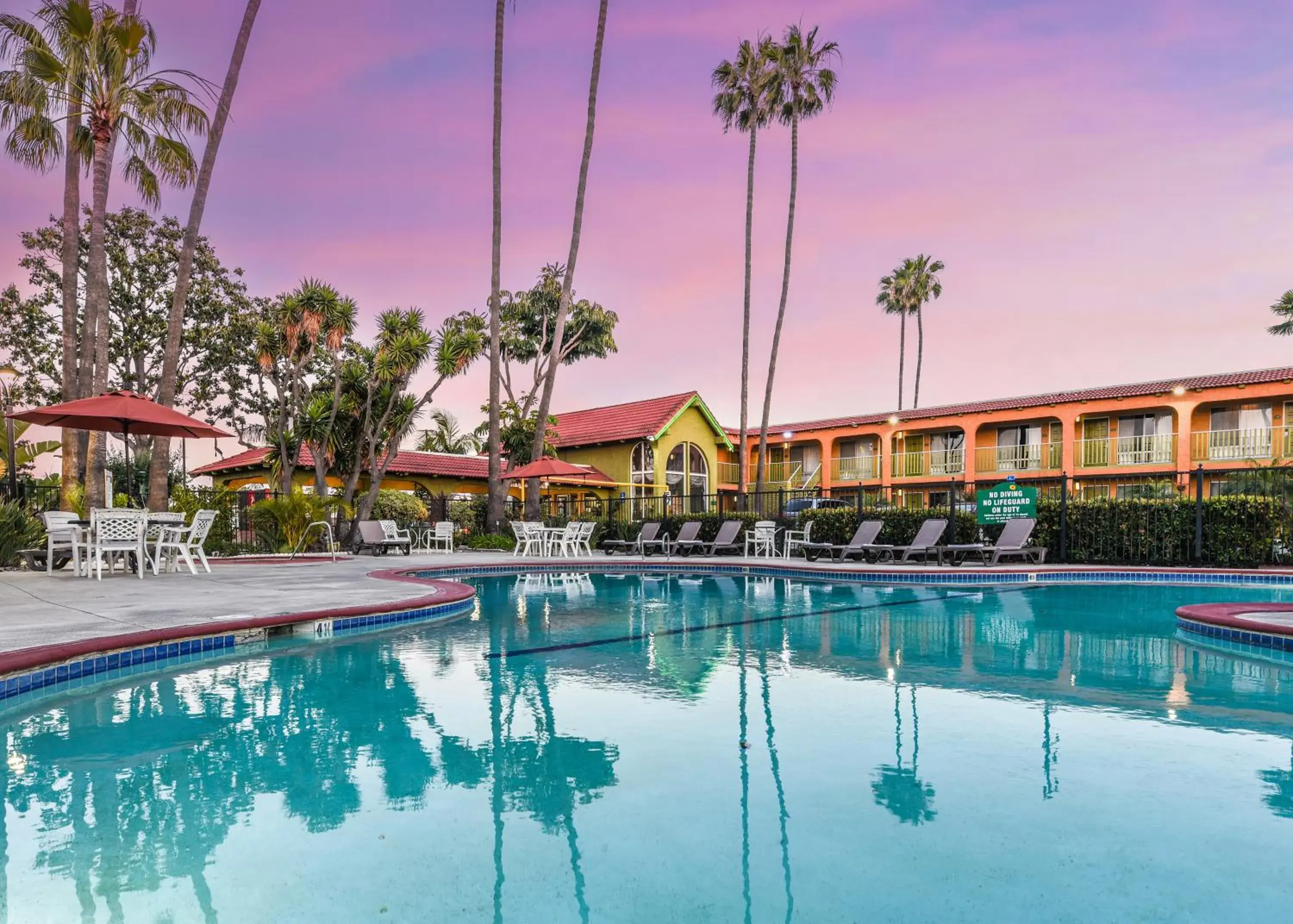 Swimming Pool in Vagabond Inn Costa Mesa