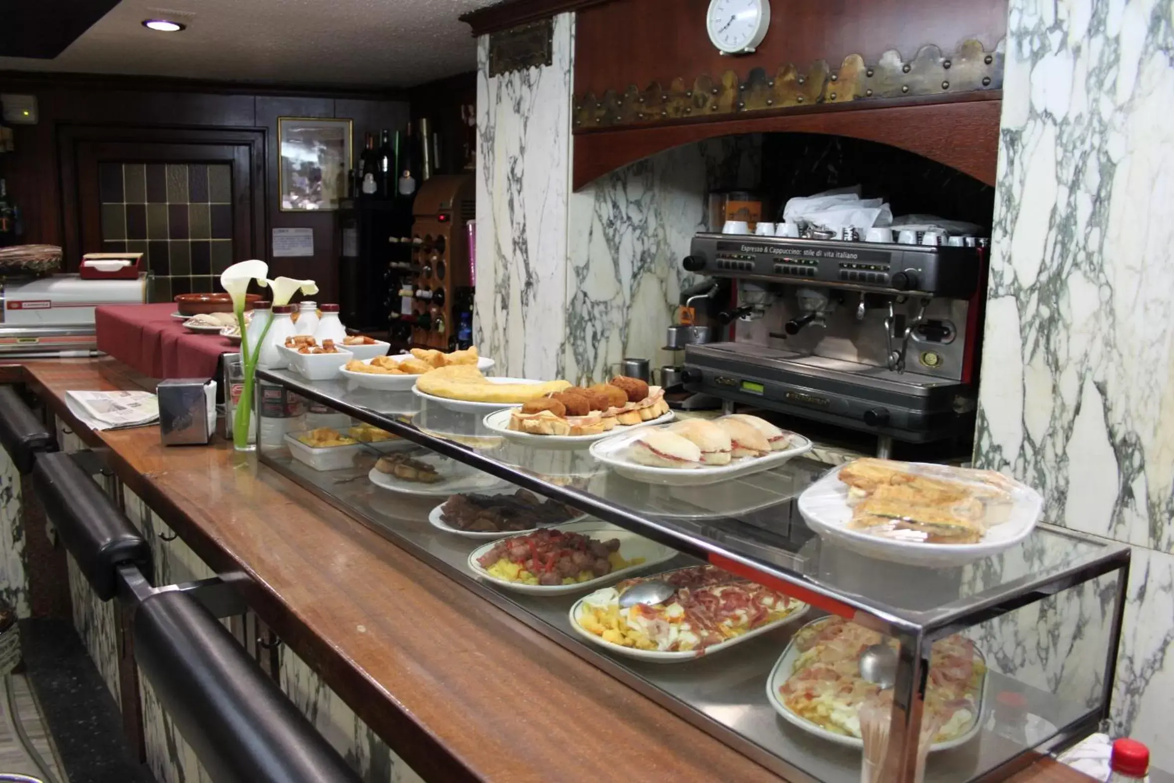 Restaurant/places to eat in Hotel Residencia Castellano I