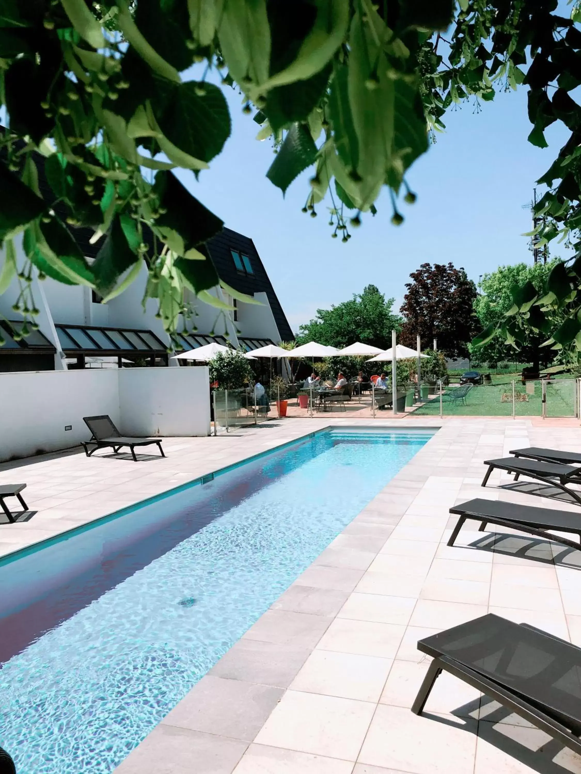 Property building, Swimming Pool in Ibis Styles Toulouse Labège