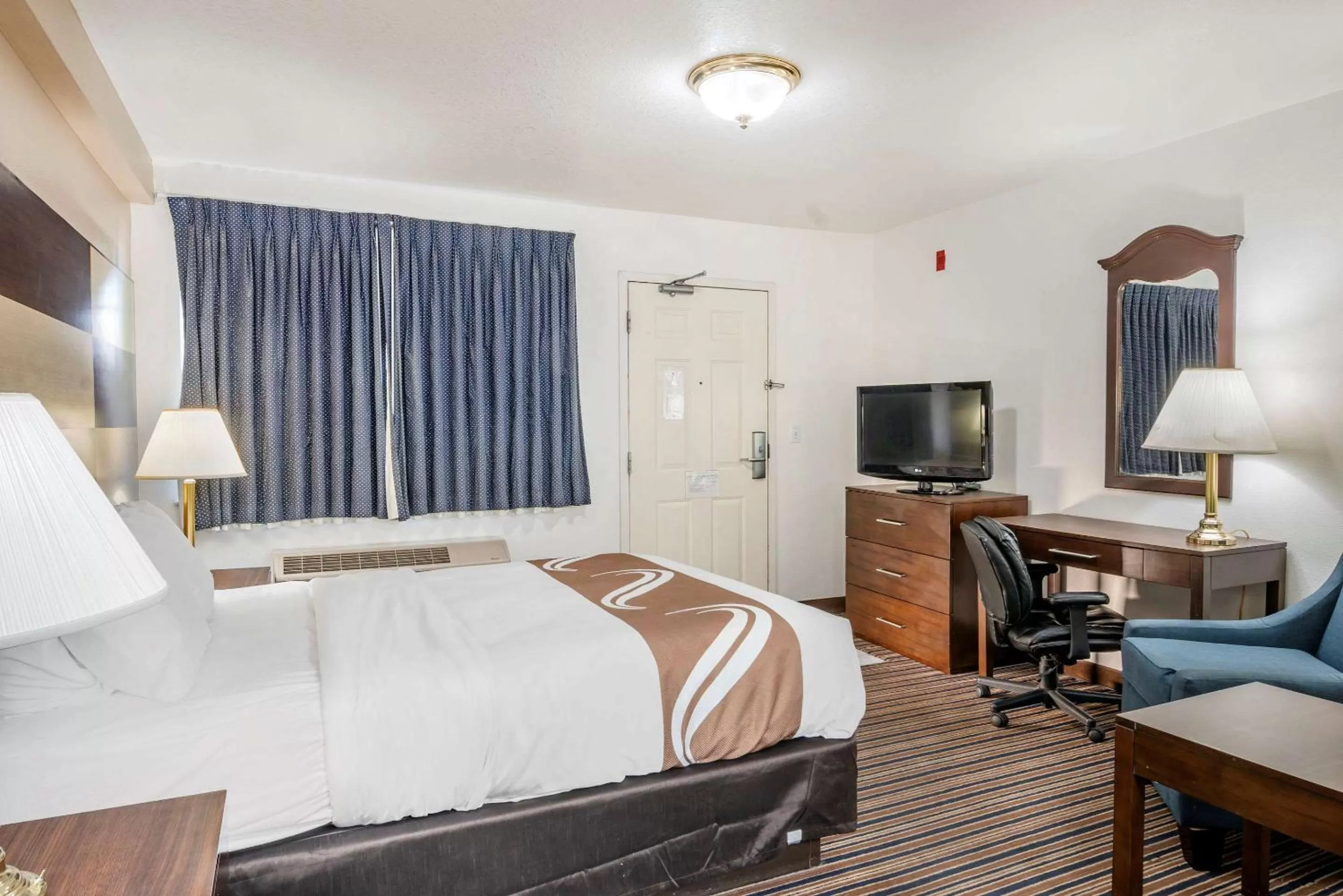 Photo of the whole room, Bed in Quality Inn Central Roseburg