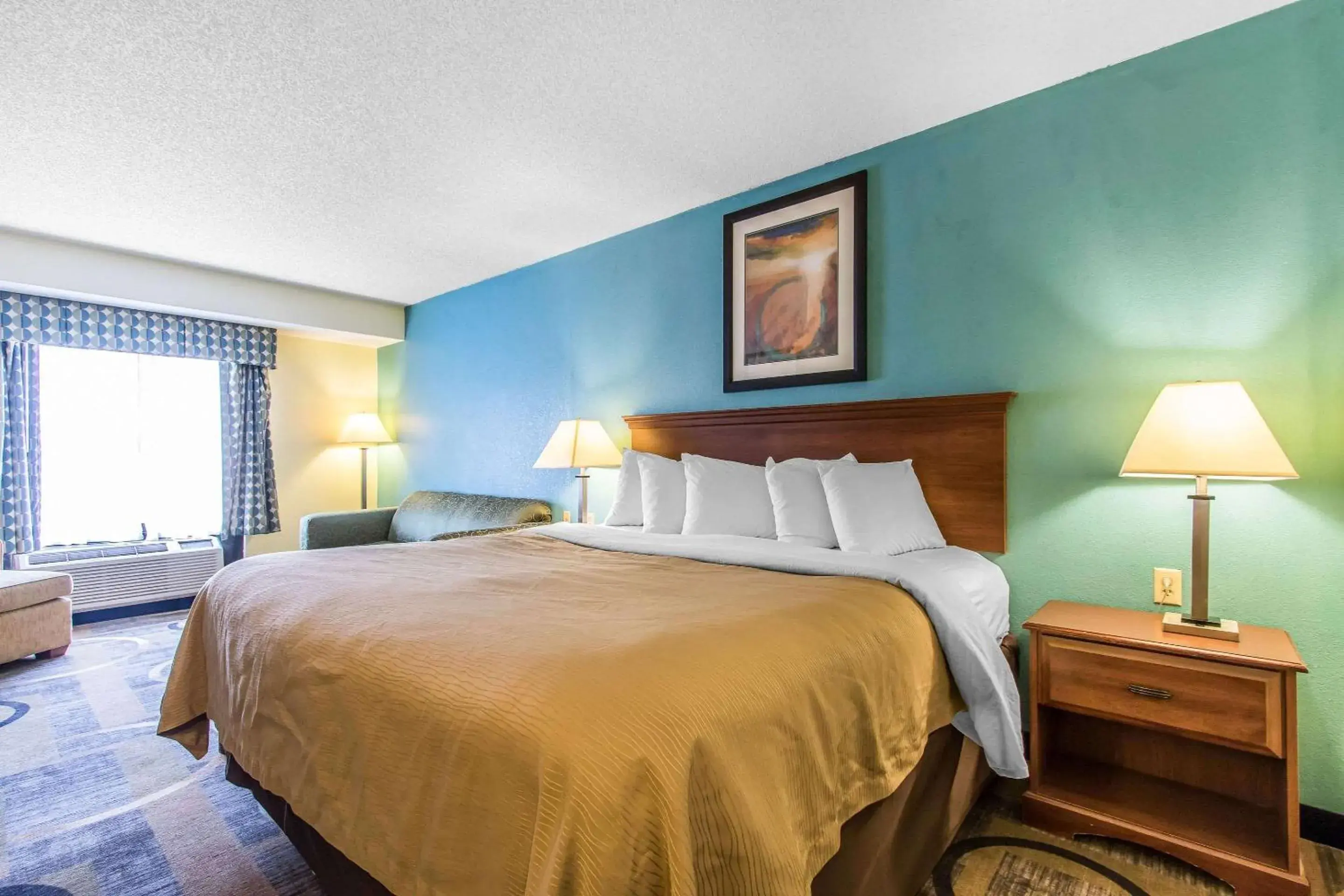 Photo of the whole room, Bed in Quality Inn & Suites Memphis East
