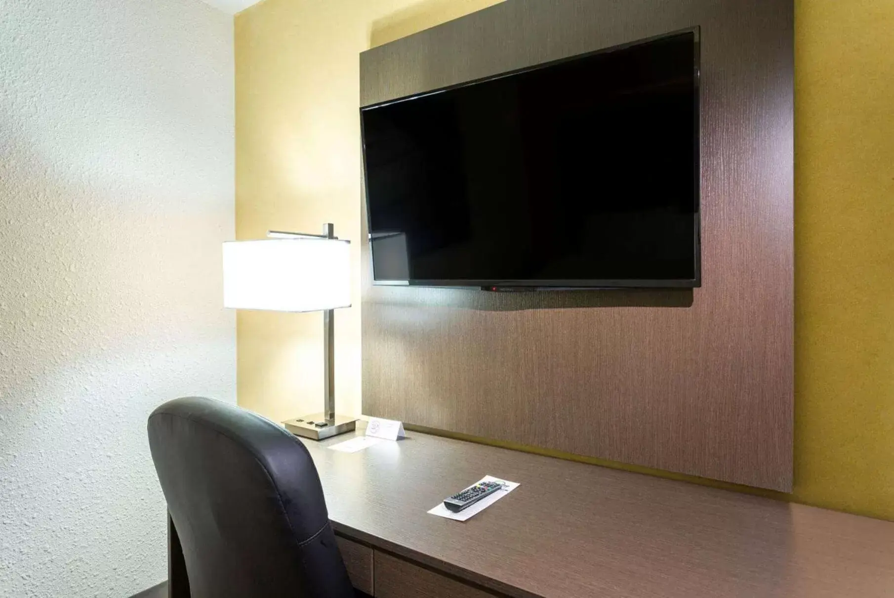 Photo of the whole room, TV/Entertainment Center in Days Inn by Wyndham Fallsview