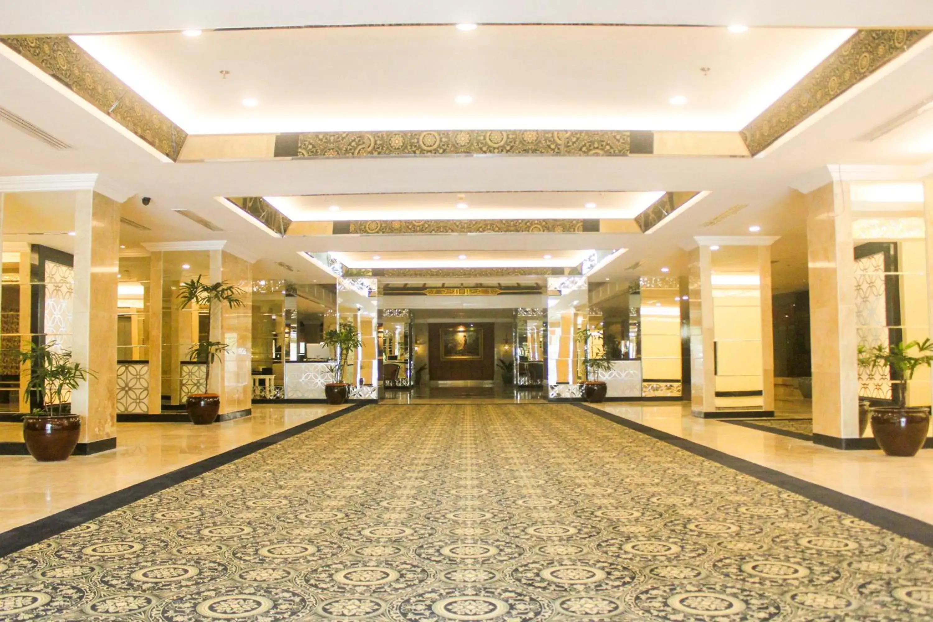 Lobby or reception in Hotel New Saphir Yogyakarta