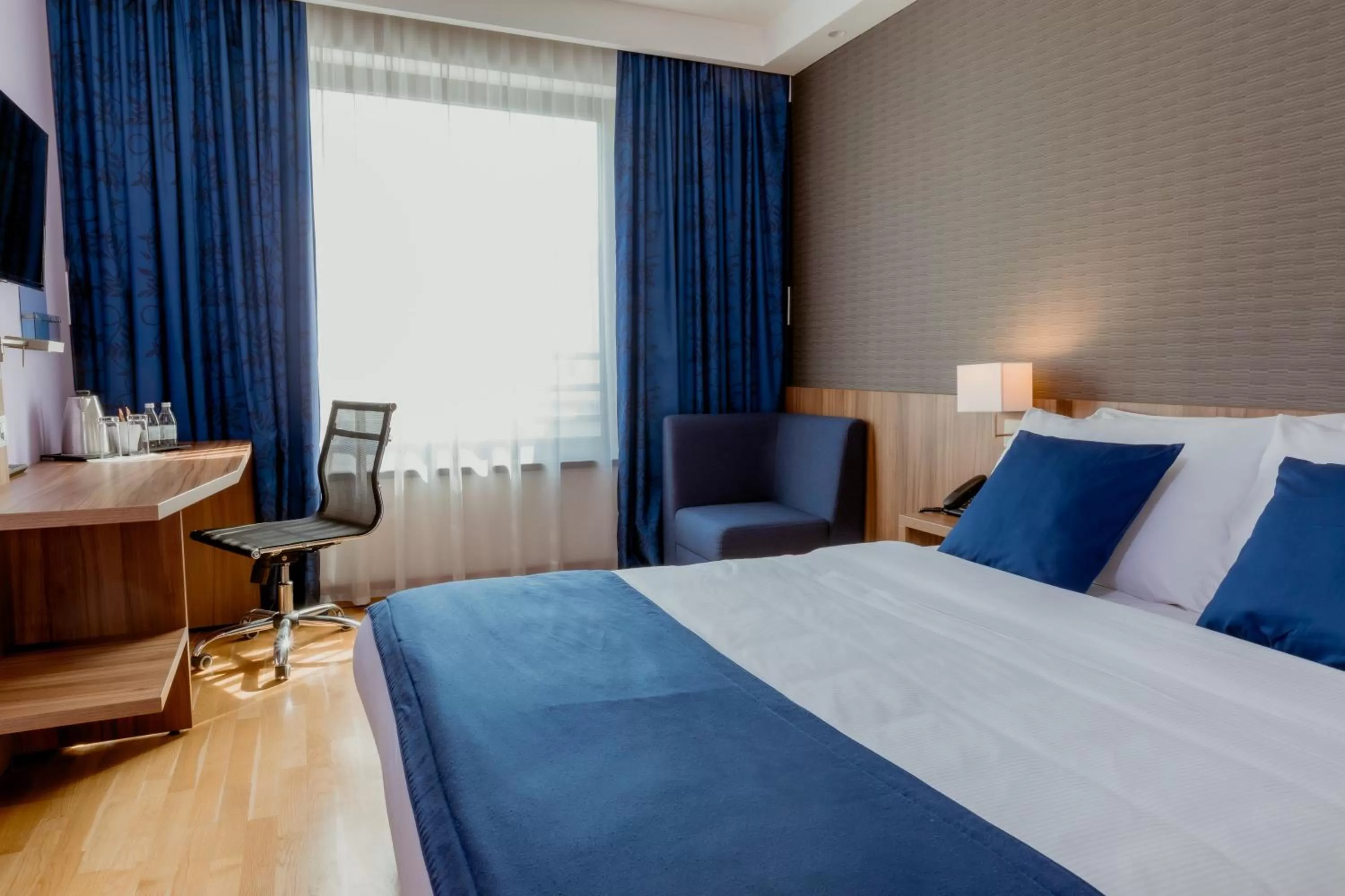 Property building, Bed in Holiday Inn Express Belgrade - City, an IHG Hotel