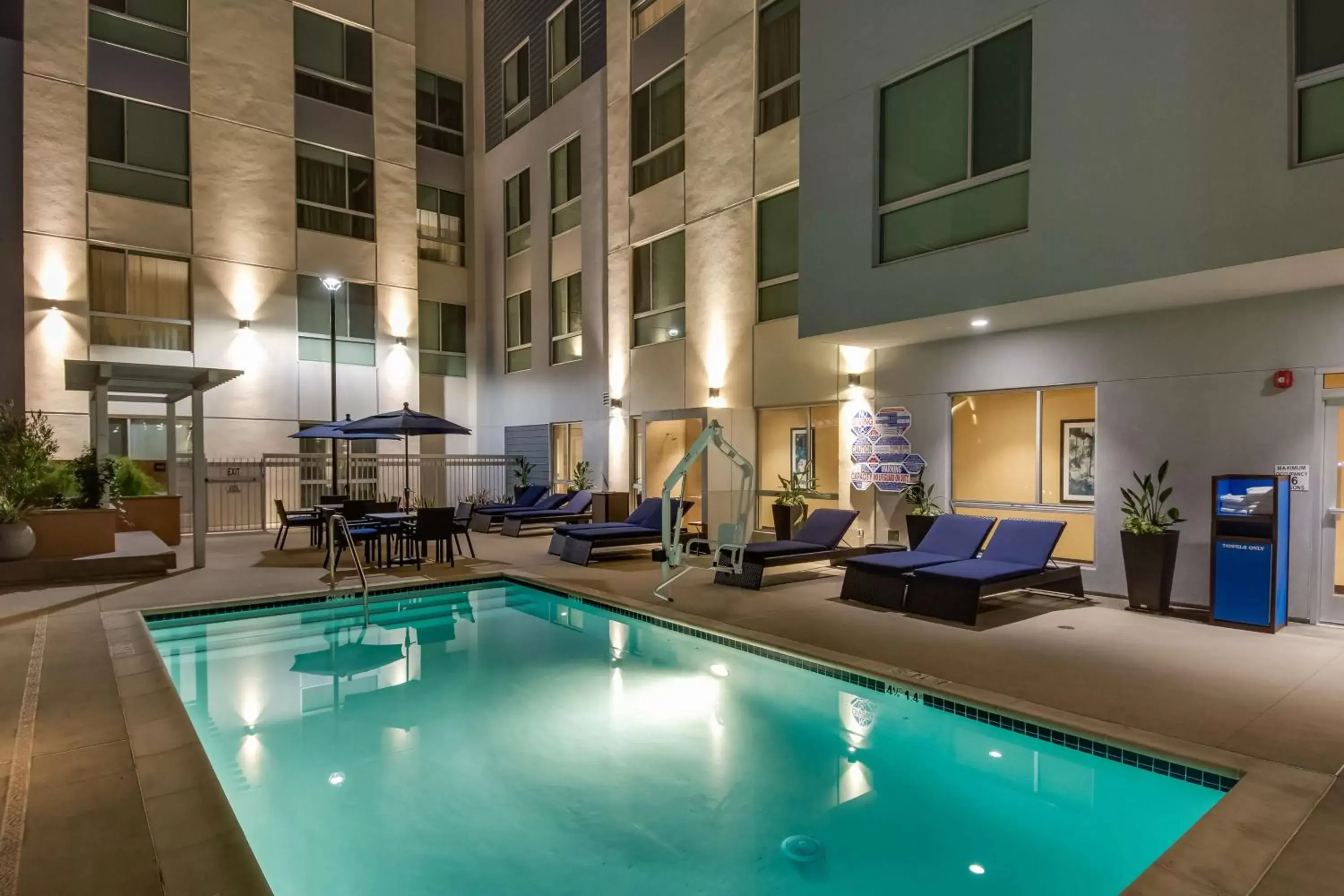 Pool view, Swimming Pool in Hampton Inn & Suites Los Angeles - Glendale