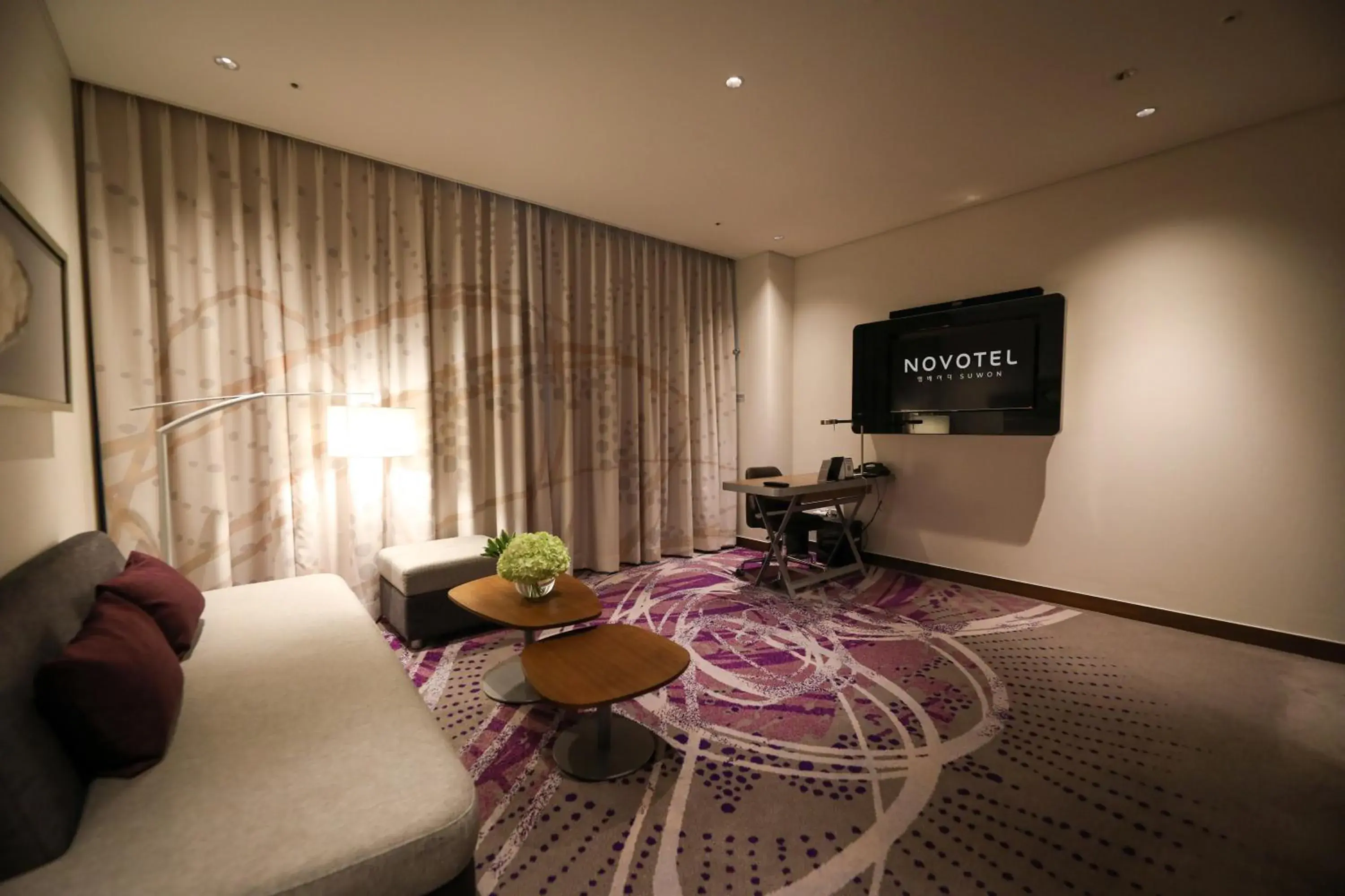 Living room, TV/Entertainment Center in Novotel Ambassador Suwon Hotel