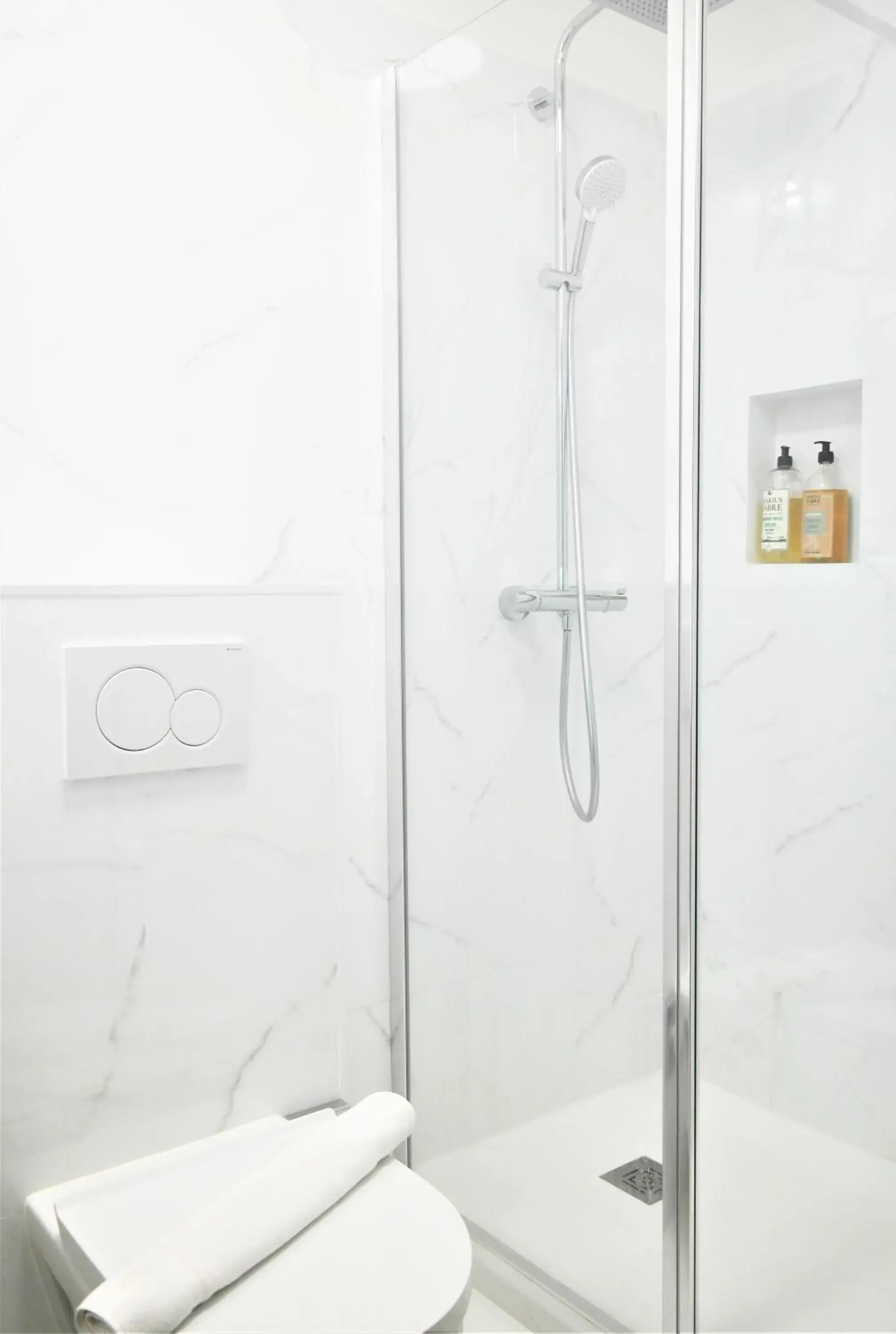 Shower, Bathroom in Hotel Belle-Vue Vieux-Port