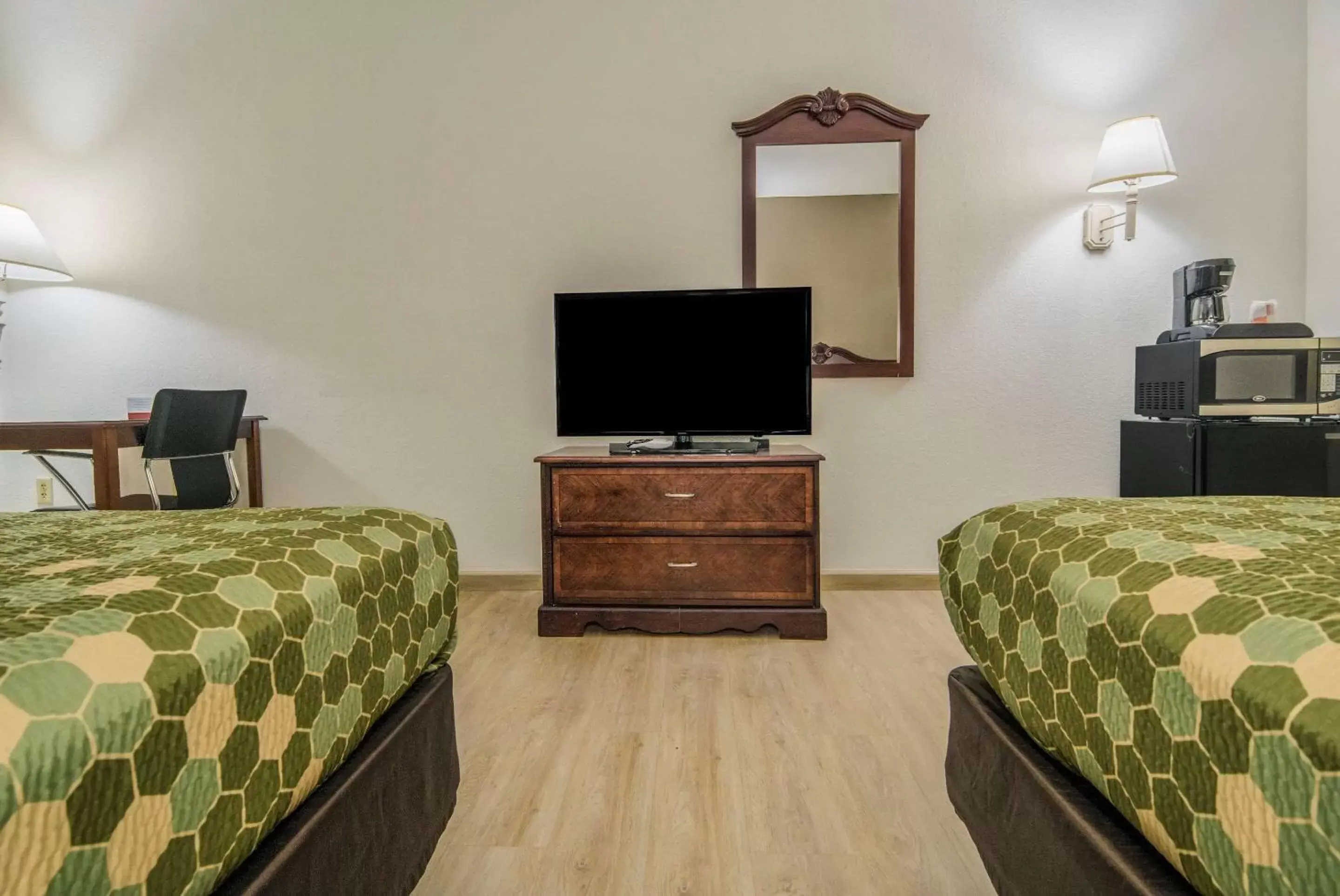 Photo of the whole room, TV/Entertainment Center in Econo Lodge Weatherford