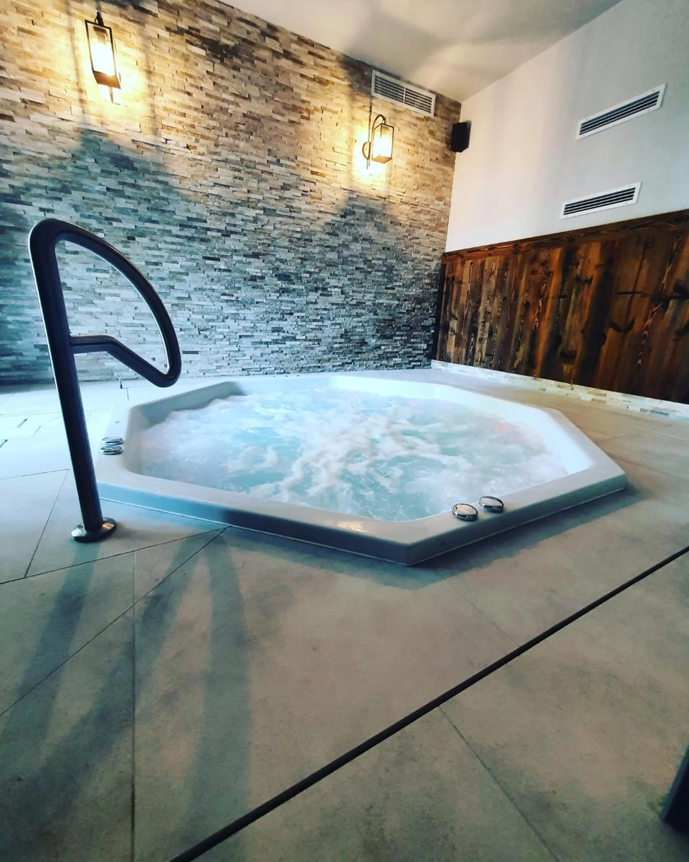 Hot Tub in Hotel Mazuria Country & SPA