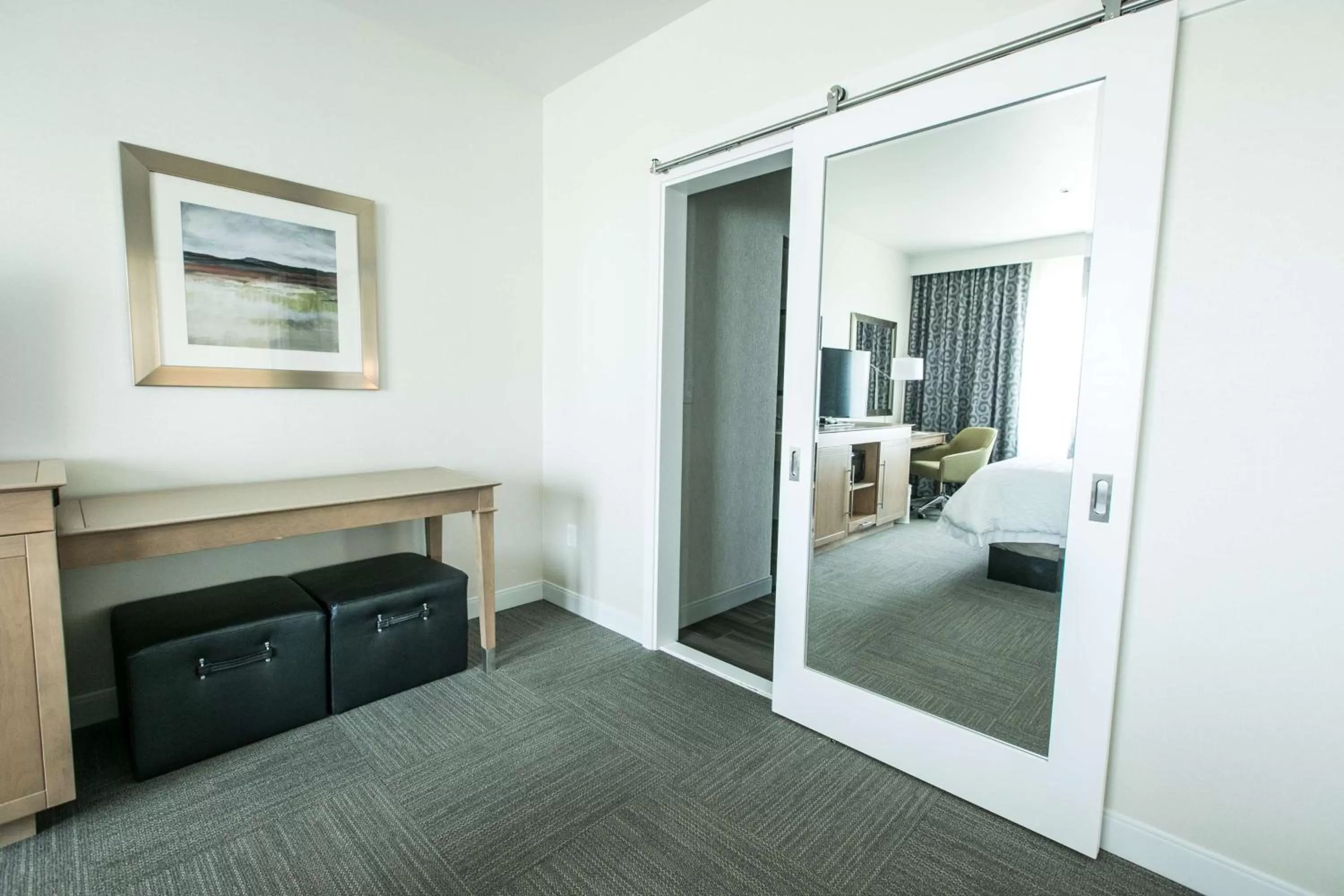 Bed in Hampton Inn & Suites Tempe/Phoenix Airport, Az