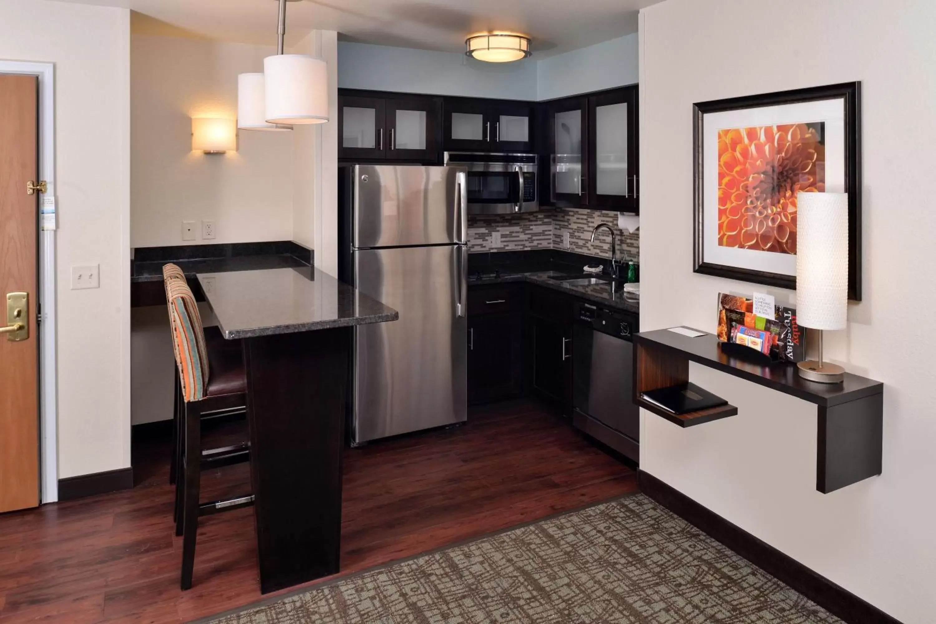Bedroom, Kitchen/Kitchenette in Staybridge Suites Sioux Falls at Empire Mall, an IHG Hotel