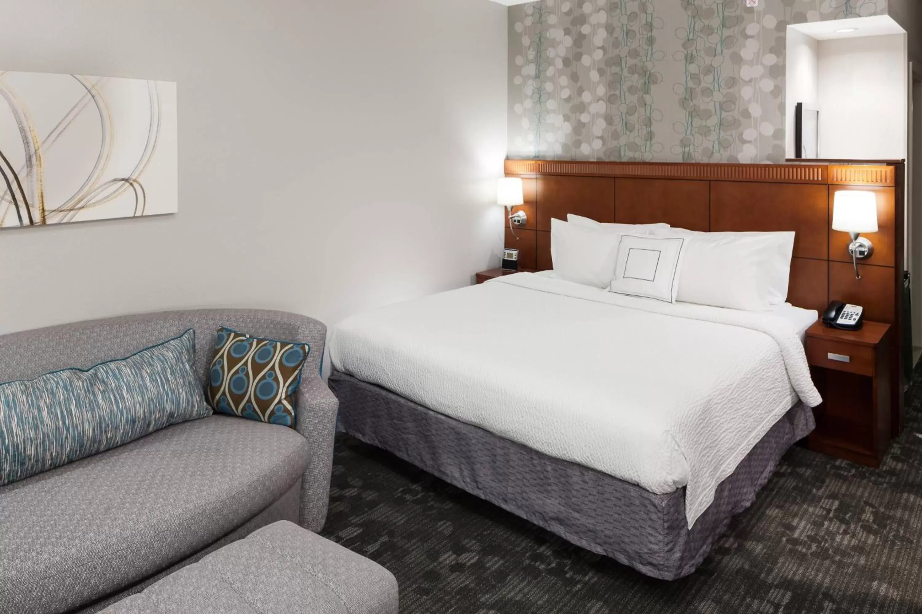 Photo of the whole room, Bed in Courtyard by Marriott Miami at Dolphin Mall