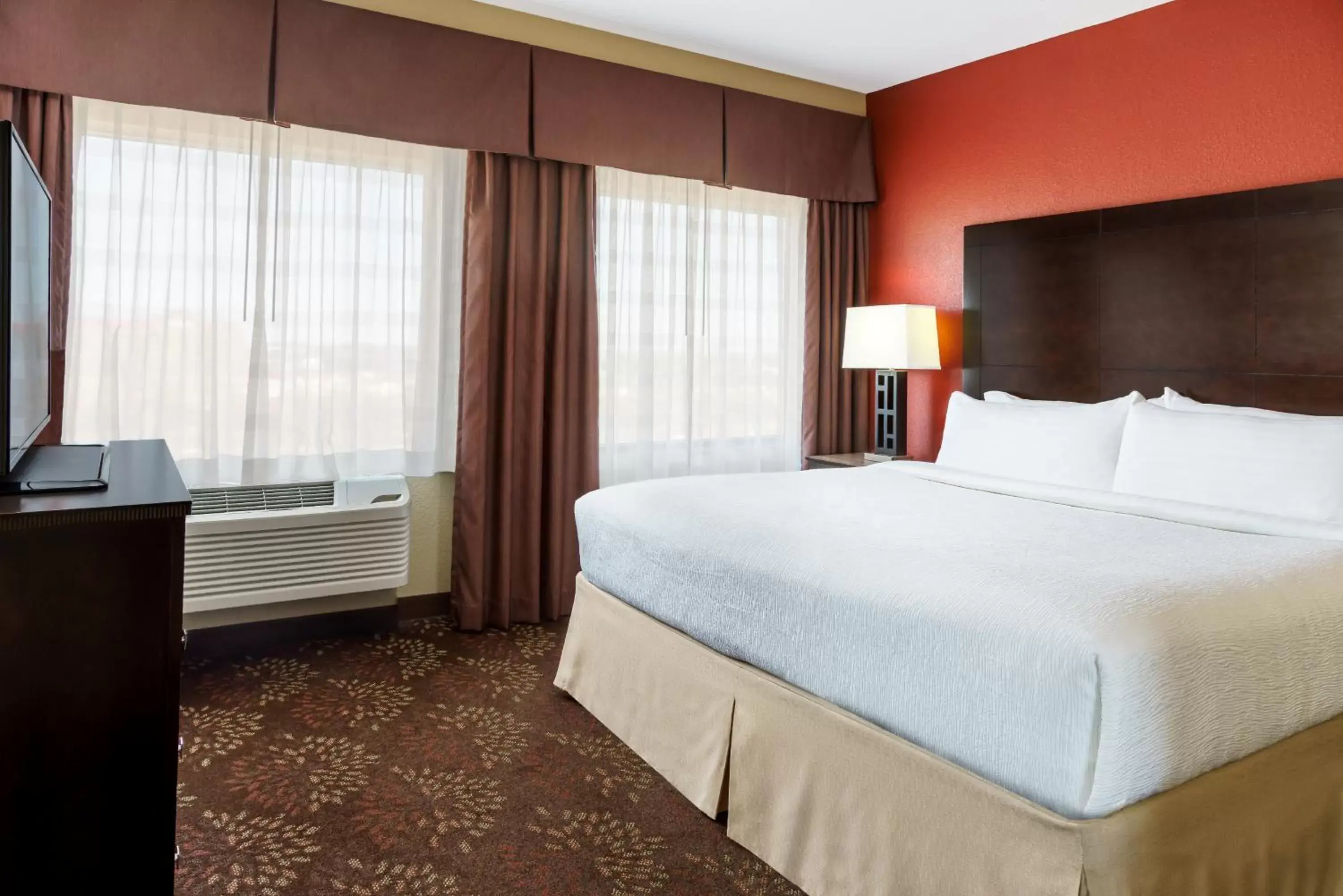 Bedroom, Bed in Holiday Inn Charlotte University, an IHG Hotel