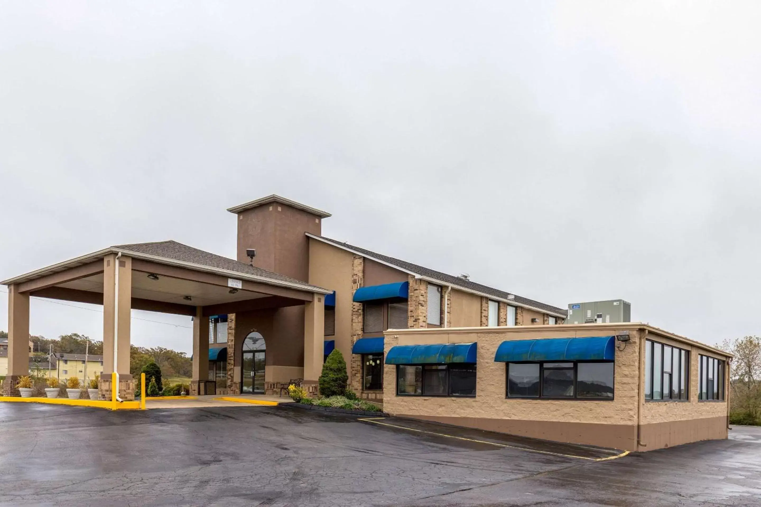 Property Building in Quality Inn Rolla