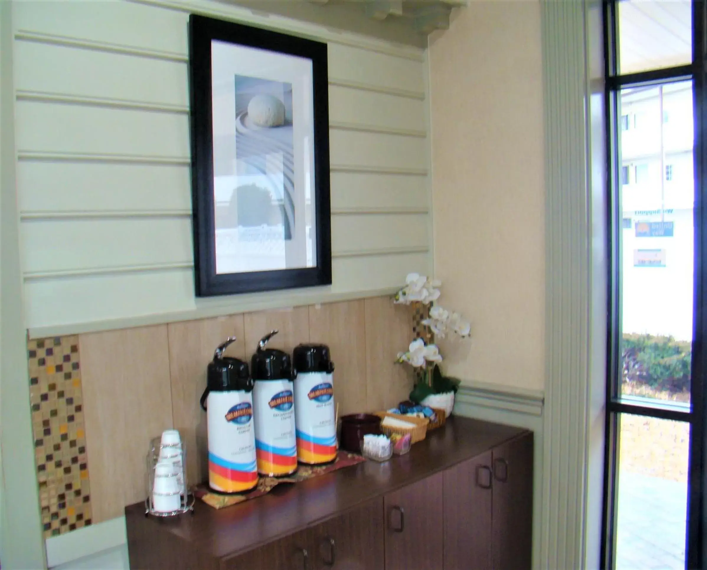 Lobby or reception, Kitchen/Kitchenette in Baymont by Wyndham Front Royal Near Shenandoah National Park