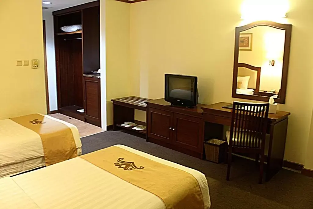 Bed, TV/Entertainment Center in Grand Pasundan Convention Hotel