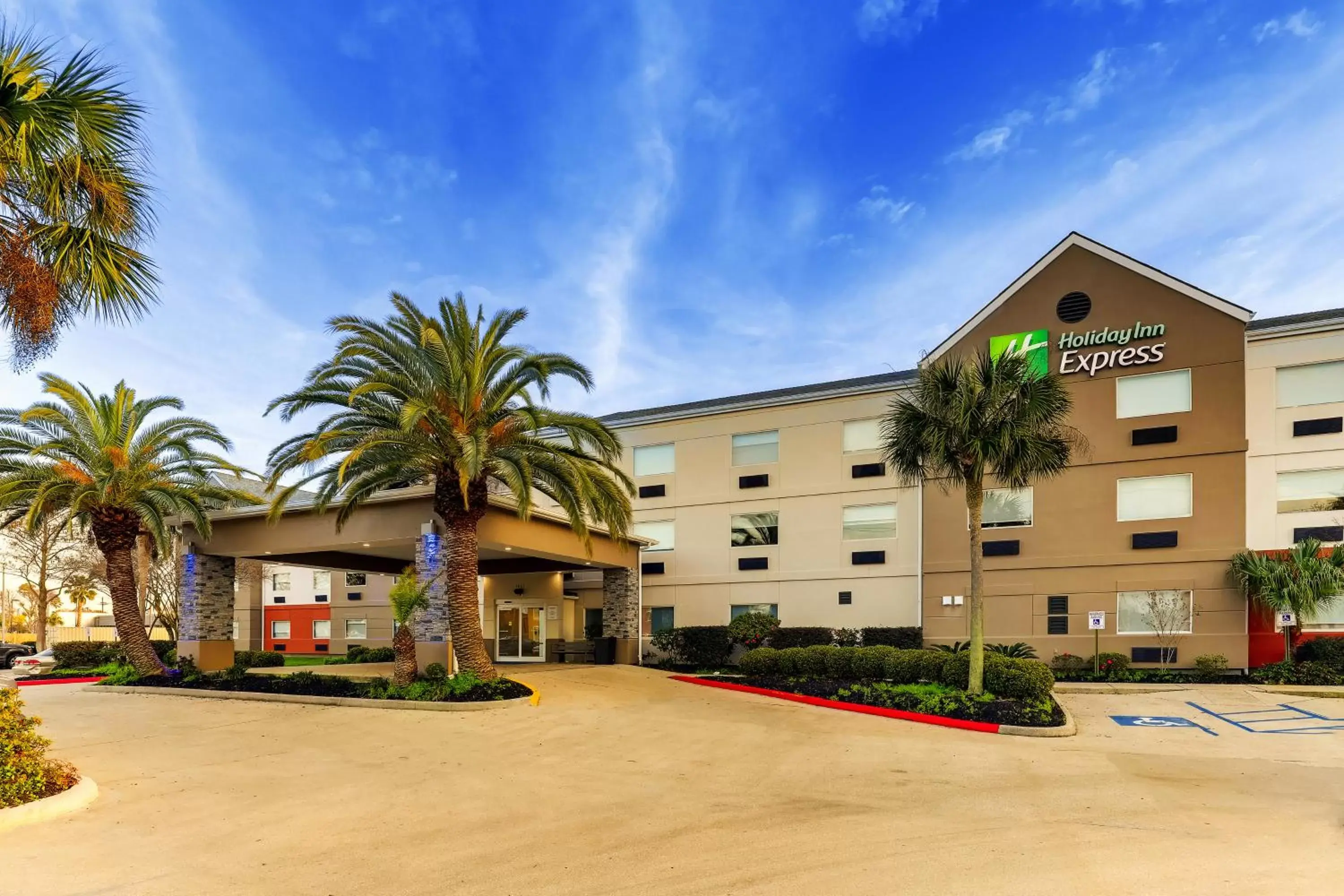 Property Building in Holiday Inn Express Kenner - New Orleans Airport, an IHG Hotel