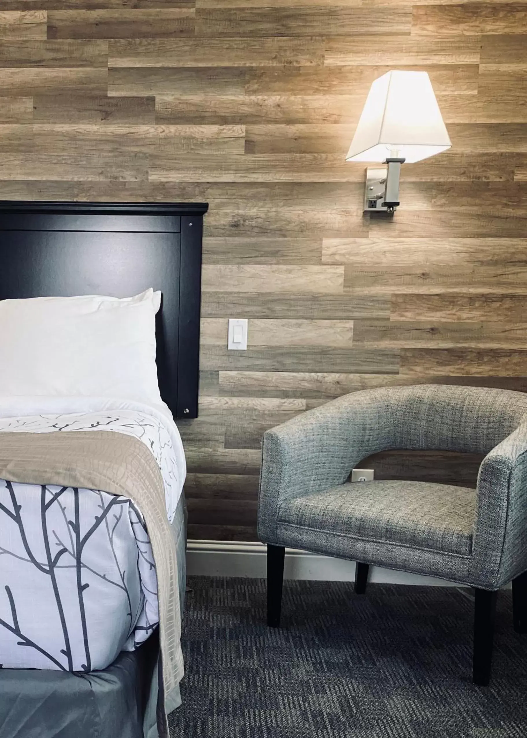 Seating area, Bed in Salida Inn & Monarch Suites