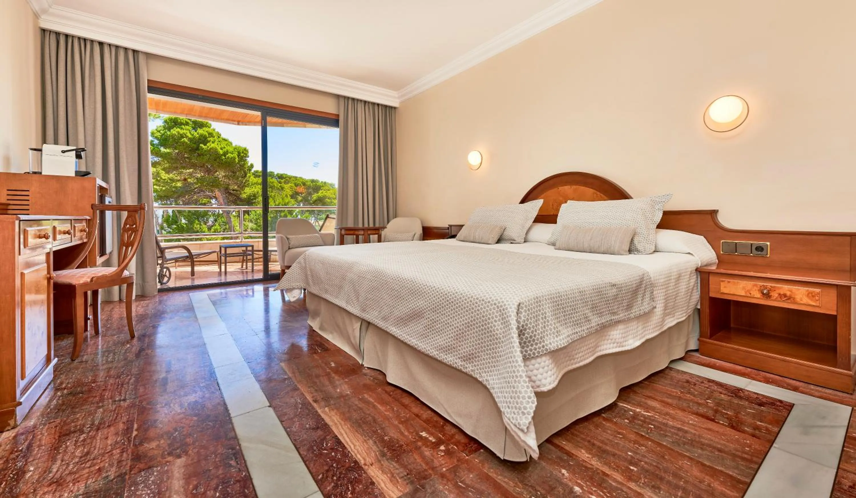 Twin Room (2 Adults + 1 Child) in Hotel Serrano Palace