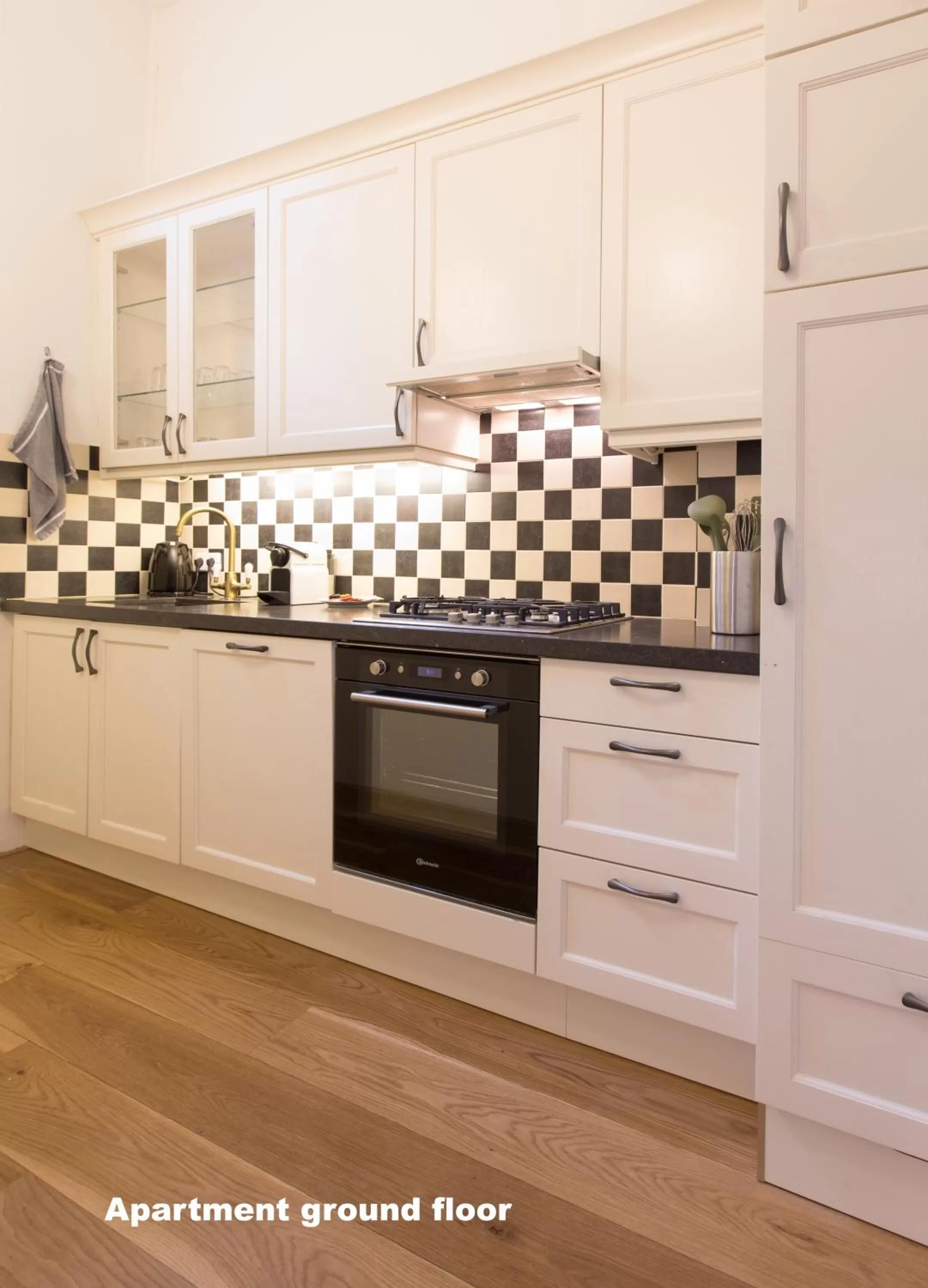 Kitchen or kitchenette in Hotel de Vischpoorte, centrum Deventer en aan de IJssel