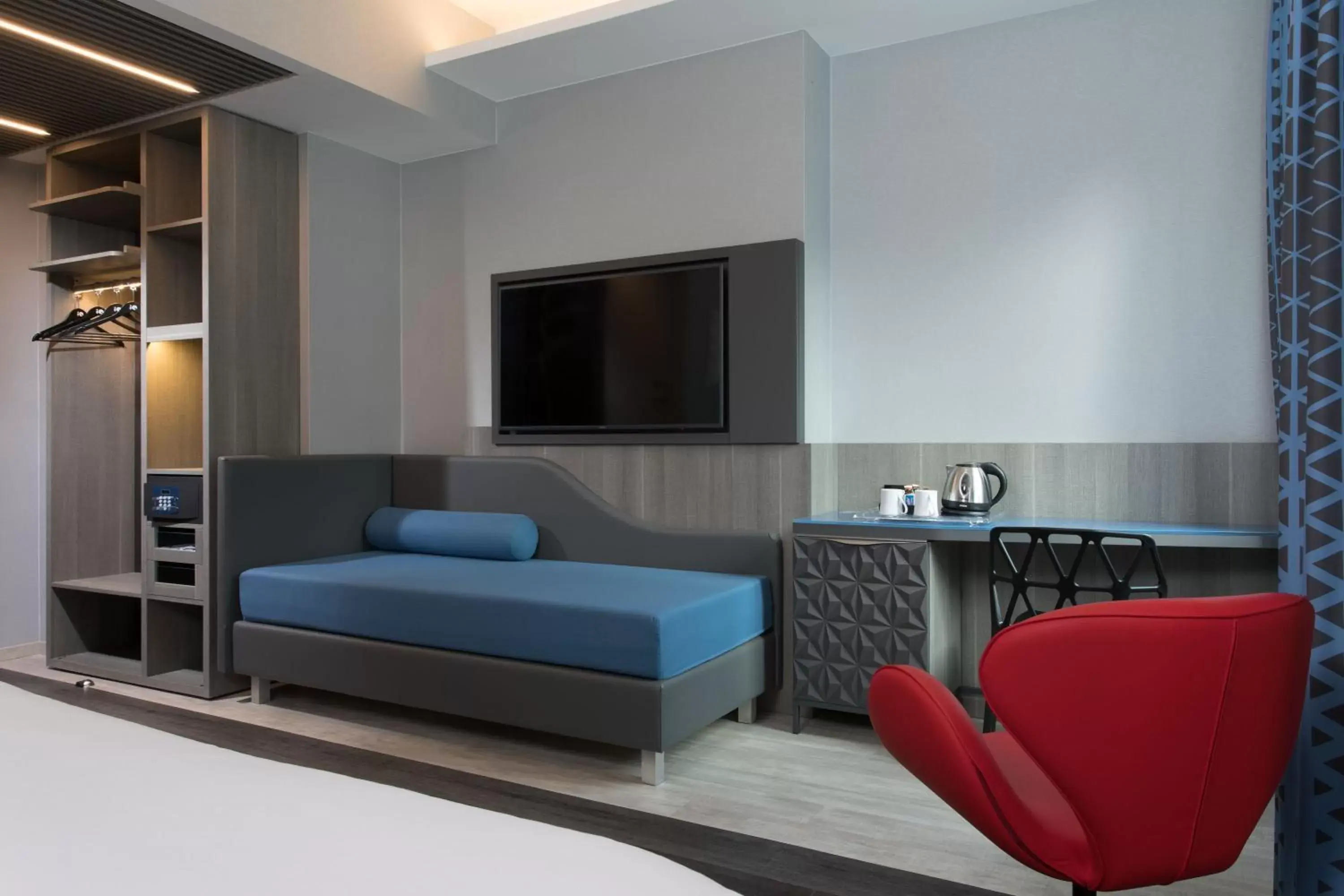 Bed, Seating Area in iQ Hotel Milano