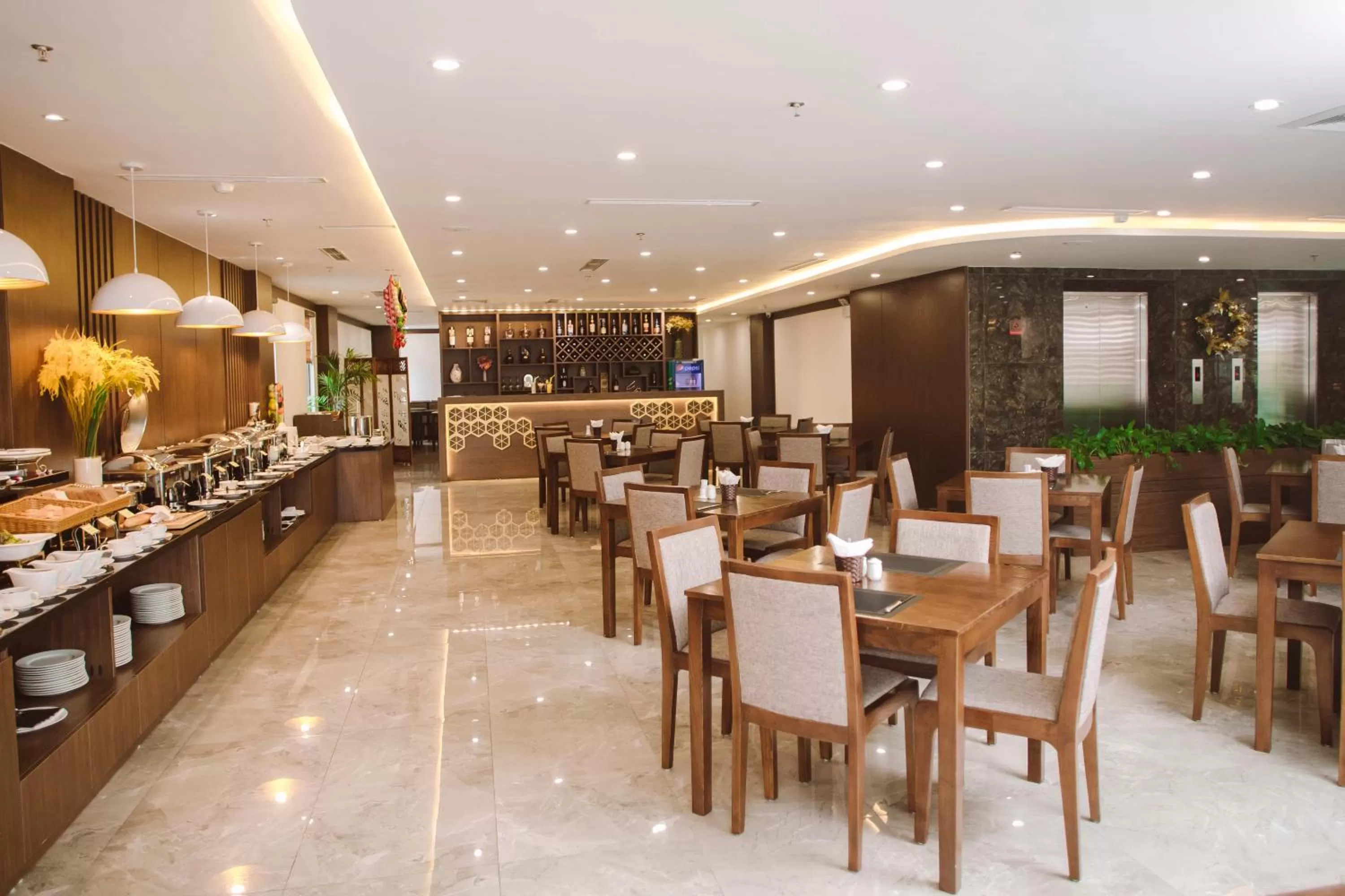 Restaurant/places to eat in Reyna Hotel Hanoi & Spa
