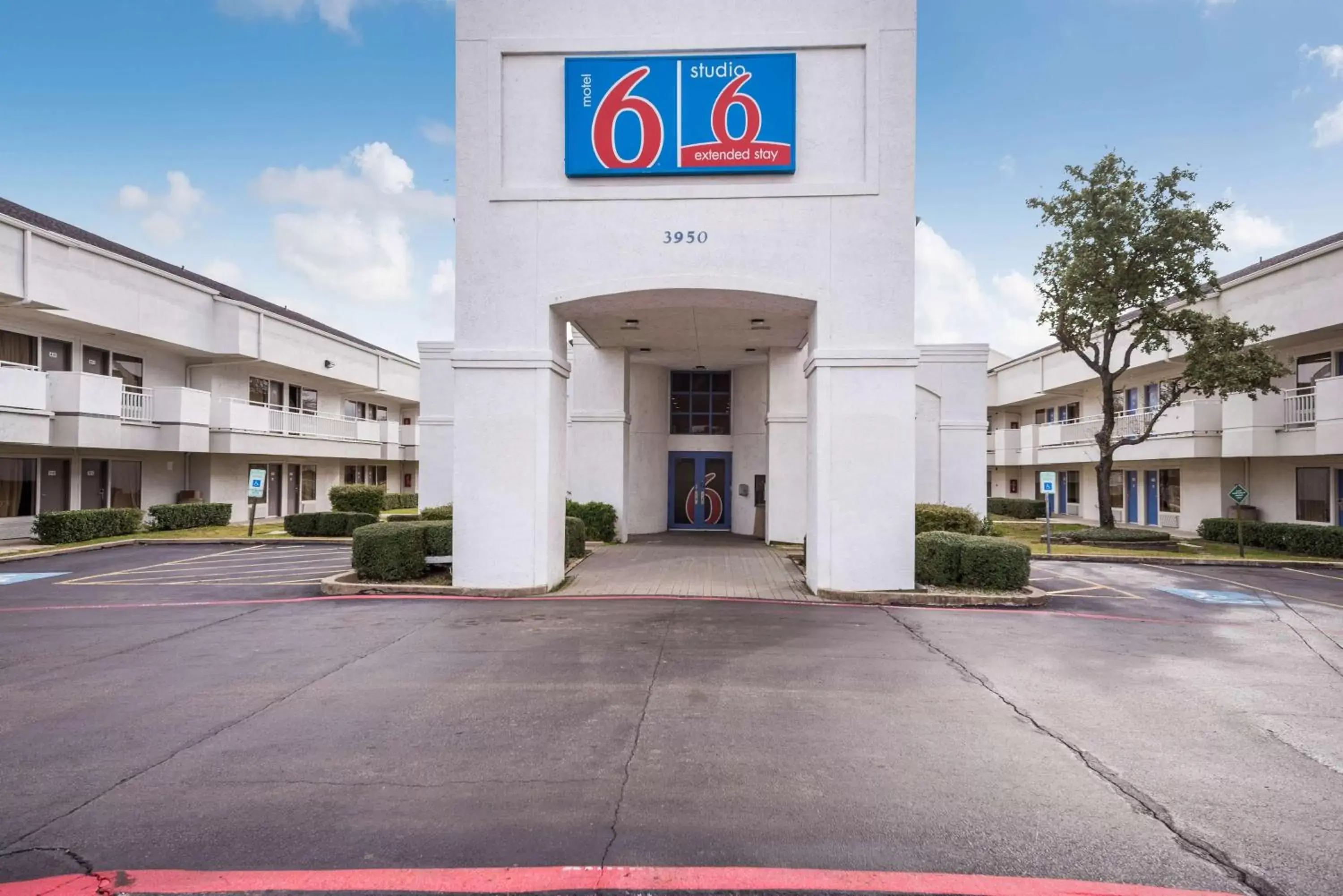 Property Building in Motel 6-Irving, TX - Irving DFW Airport East