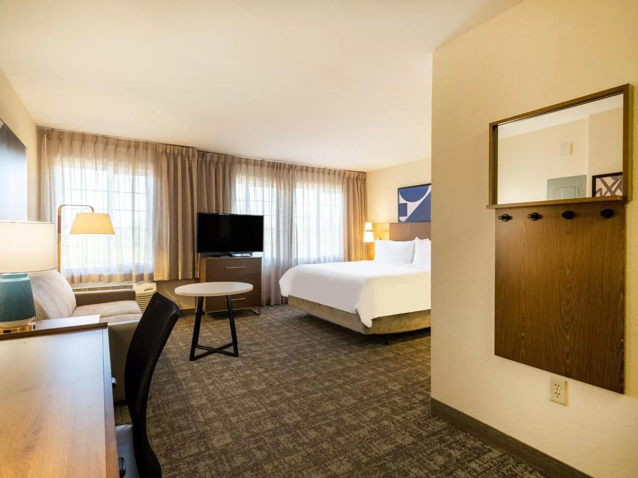 Bedroom, TV/Entertainment Center in Staybridge Suites Milwaukee Airport South, an IHG Hotel