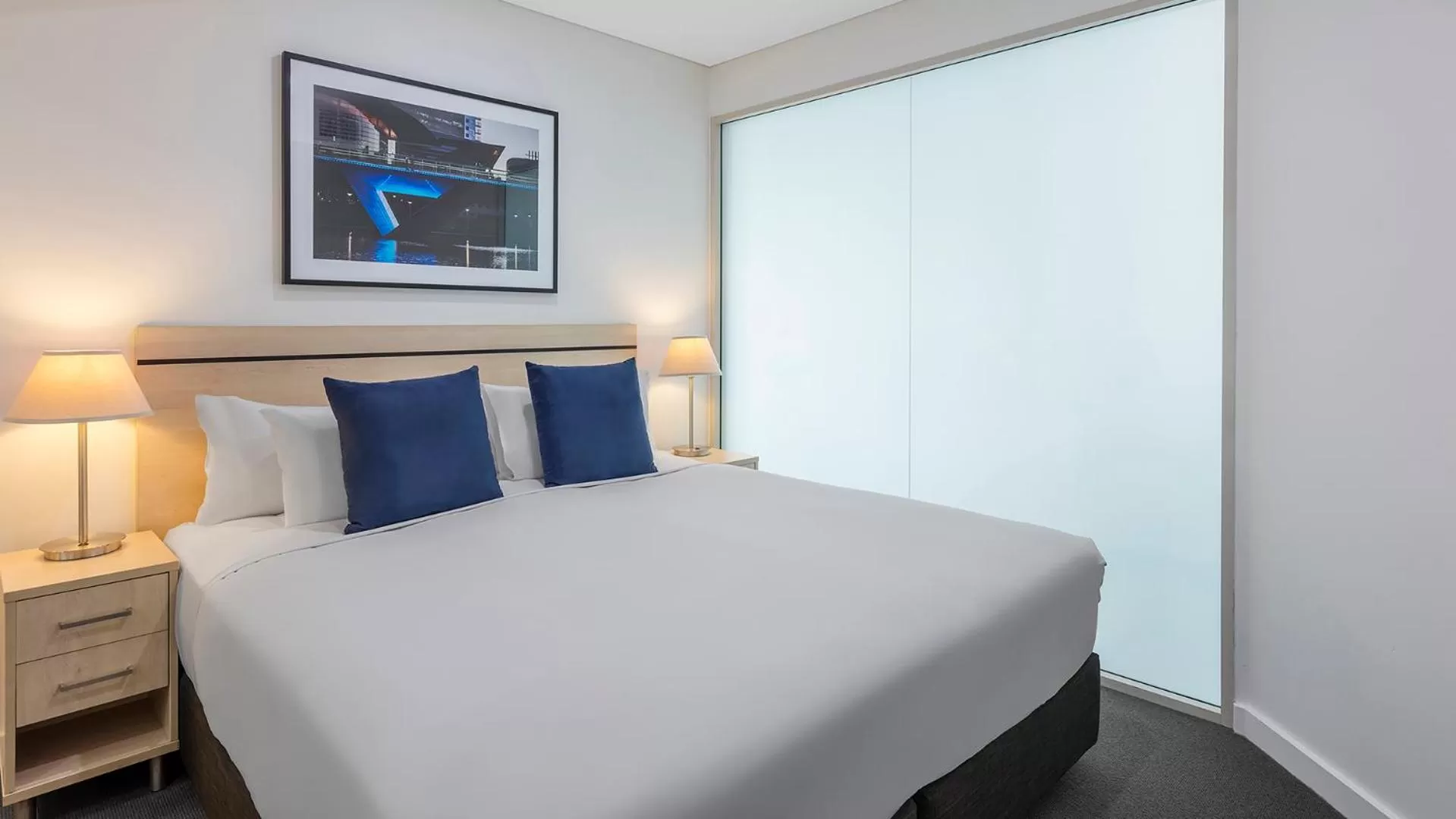 Bedroom, Bed in Oaks Adelaide Embassy Suites