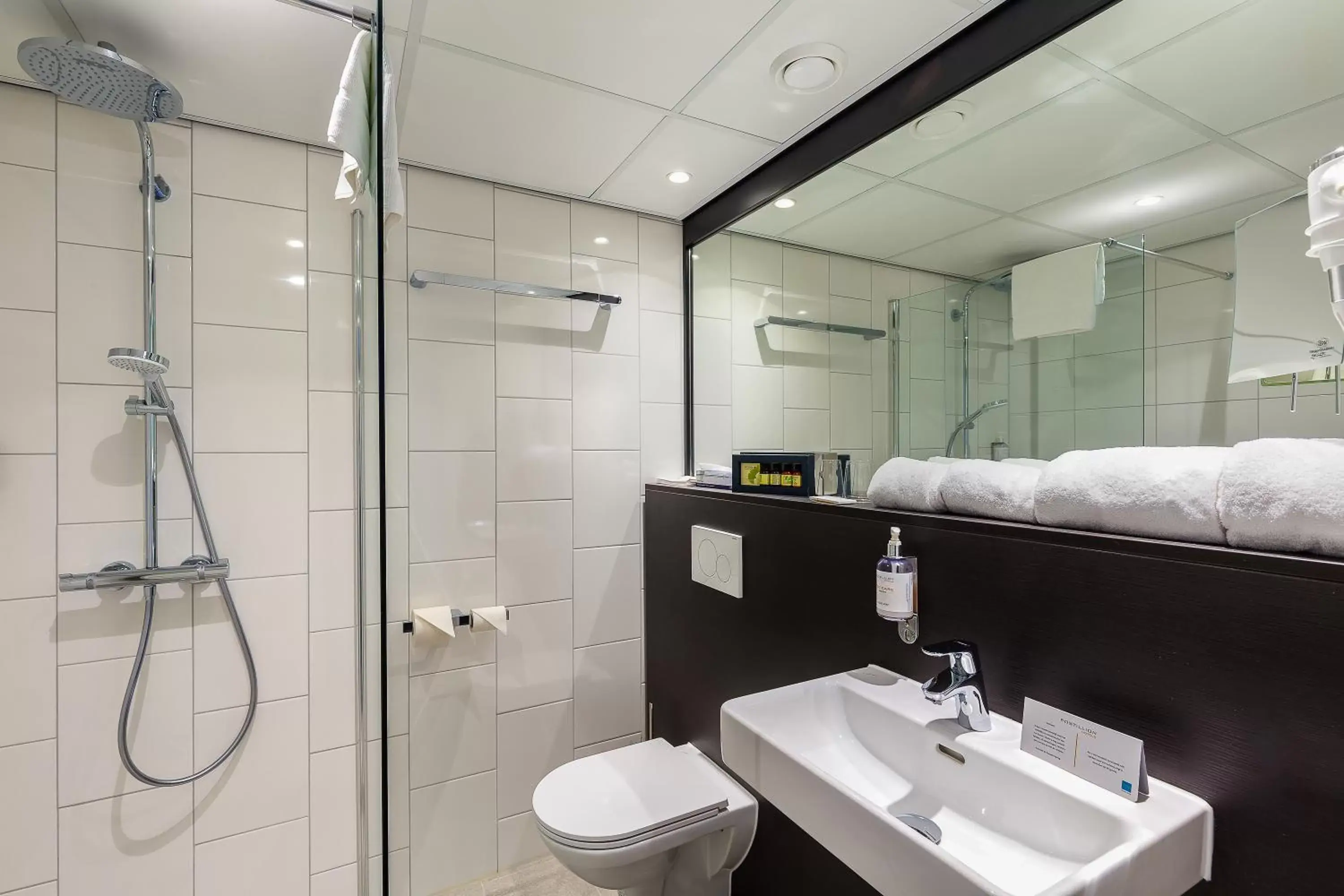Shower, Bathroom in Postillion Amersfoort Veluwemeer