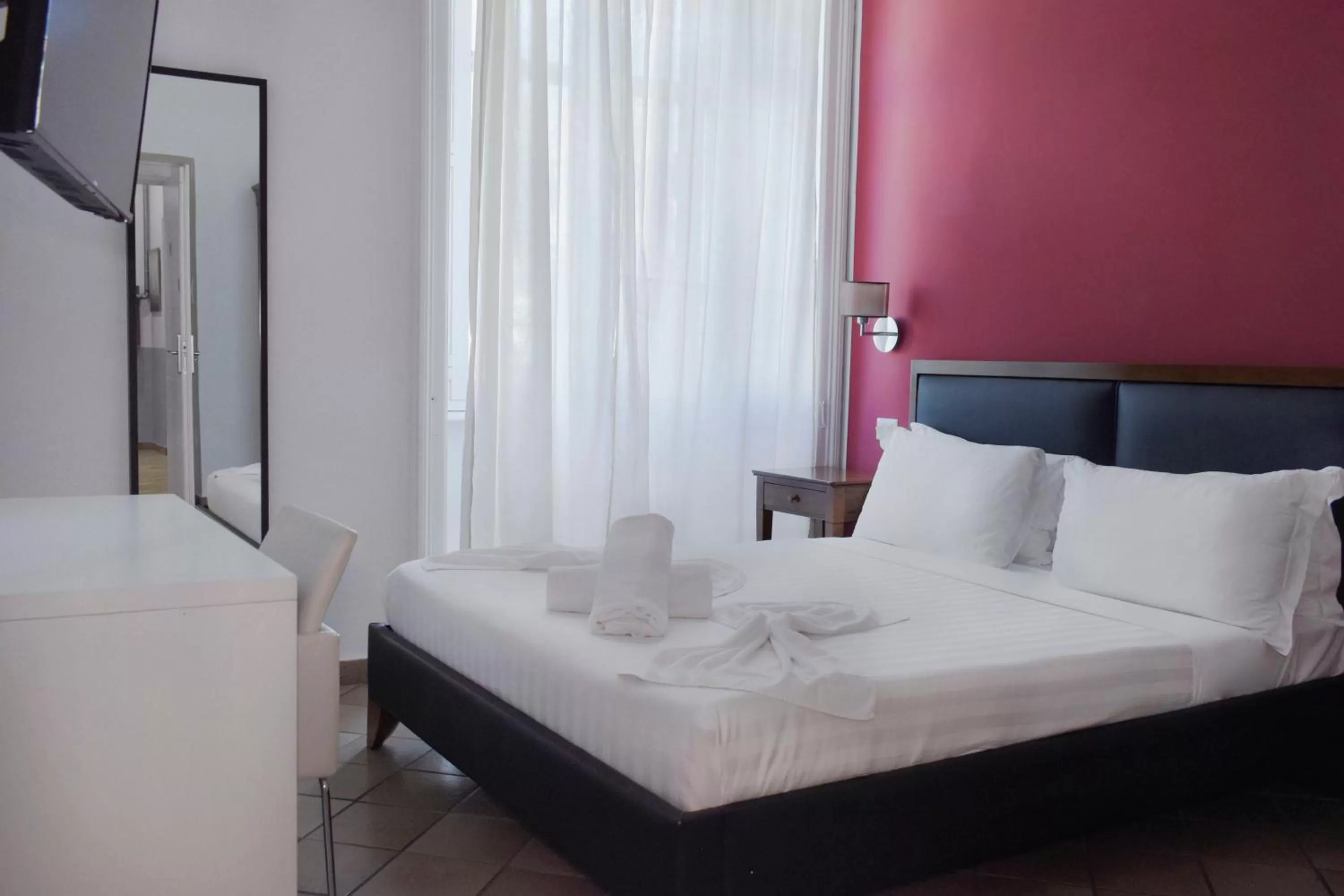 Bedroom, Bed in Roma Resort Colosseum