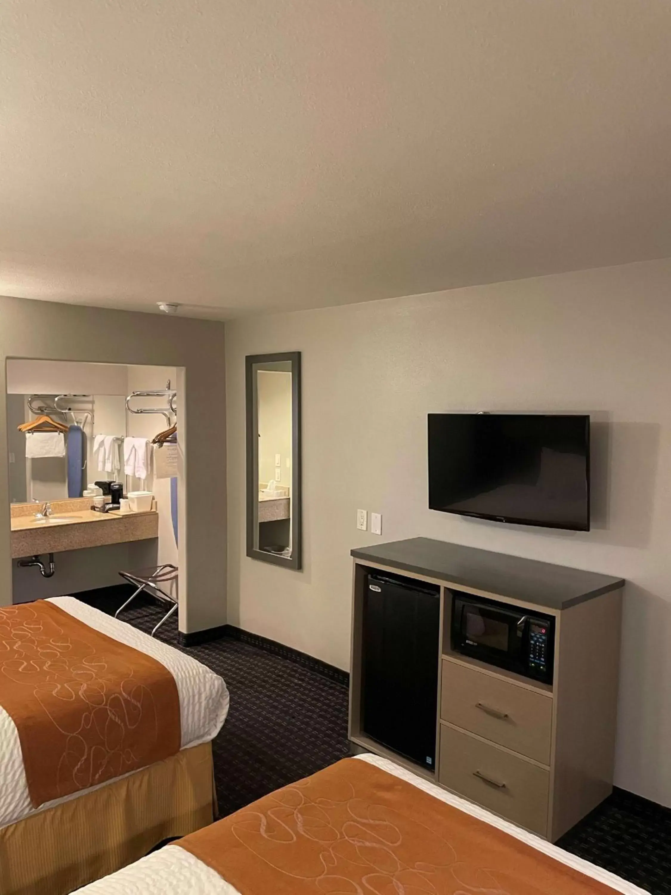 Bedroom, TV/Entertainment Center in SureStay Hotel by Best Western San Rafael