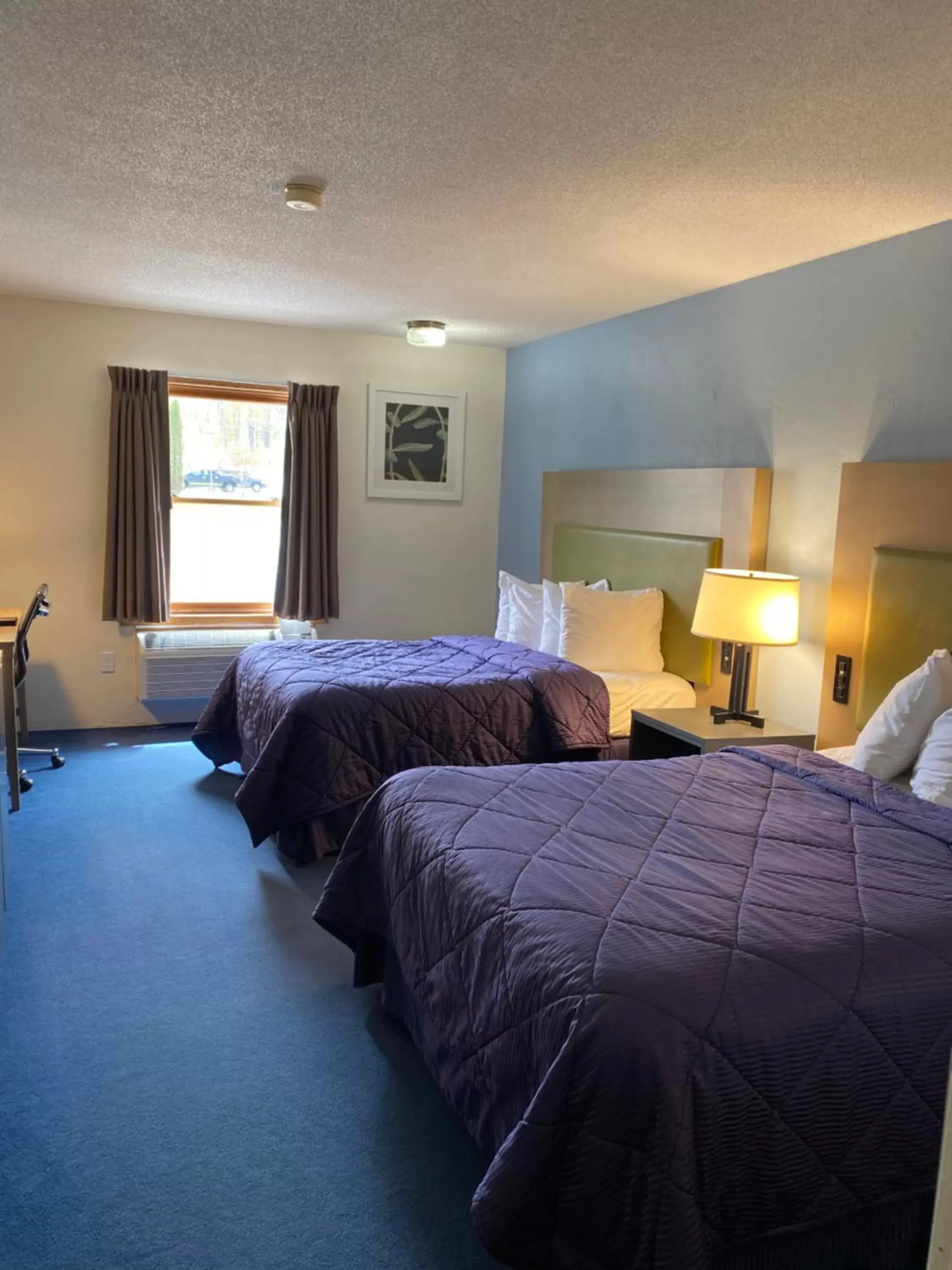 Bed in Pictured Rocks Inn and Suites