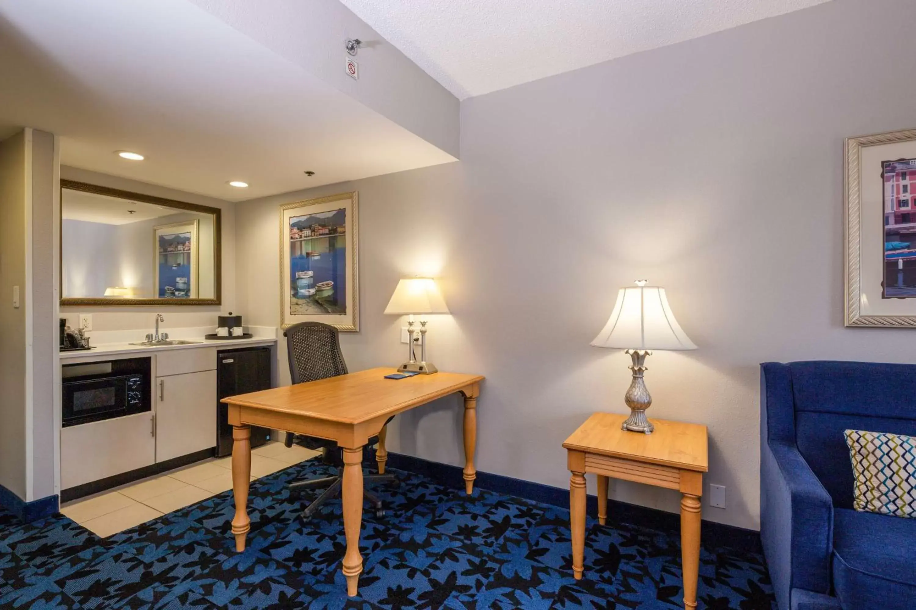 Bedroom, Kitchen/Kitchenette in Hampton Inn & Suites Jacksonville Deerwood Park